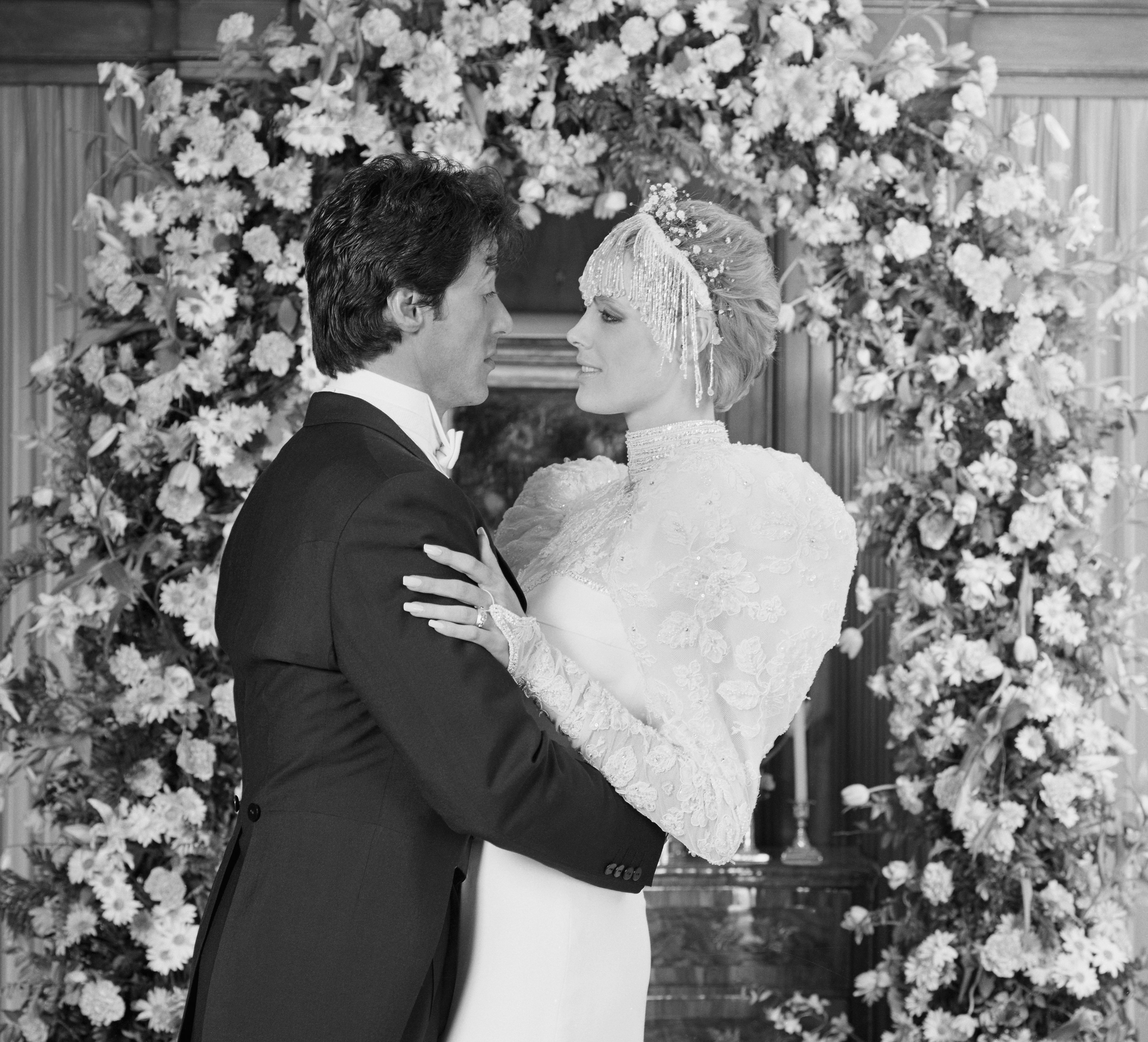 Sylvester Stallone y Brigitte Nielsen en su boda, el 16 de diciembre de 1985. | Foto: Getty Images
