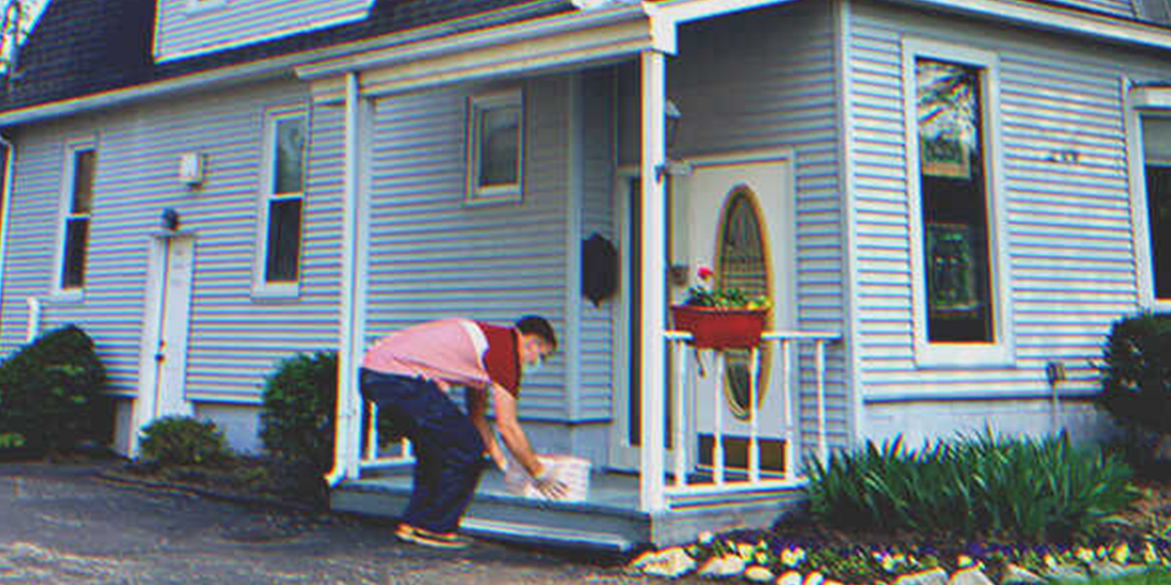 Un repartidor en la puerta de una casa | Foto: Getty Images