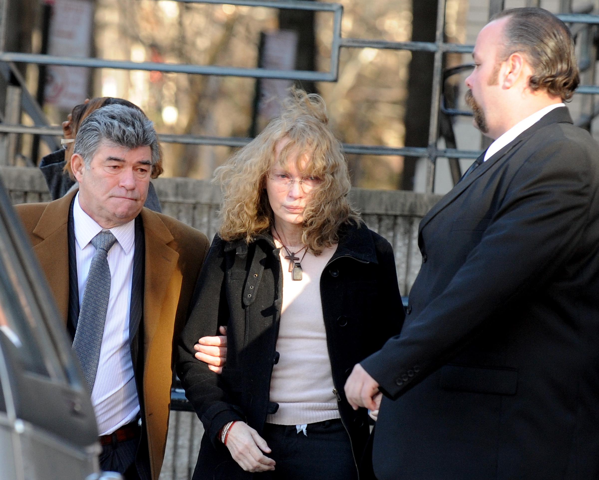 Mia Farrow y familiares en el exterior de la Iglesia de San Salvador para el funeral de Lark Previn, en Park Slope, Brooklyn, en 2010. | Fuente: Getty Images