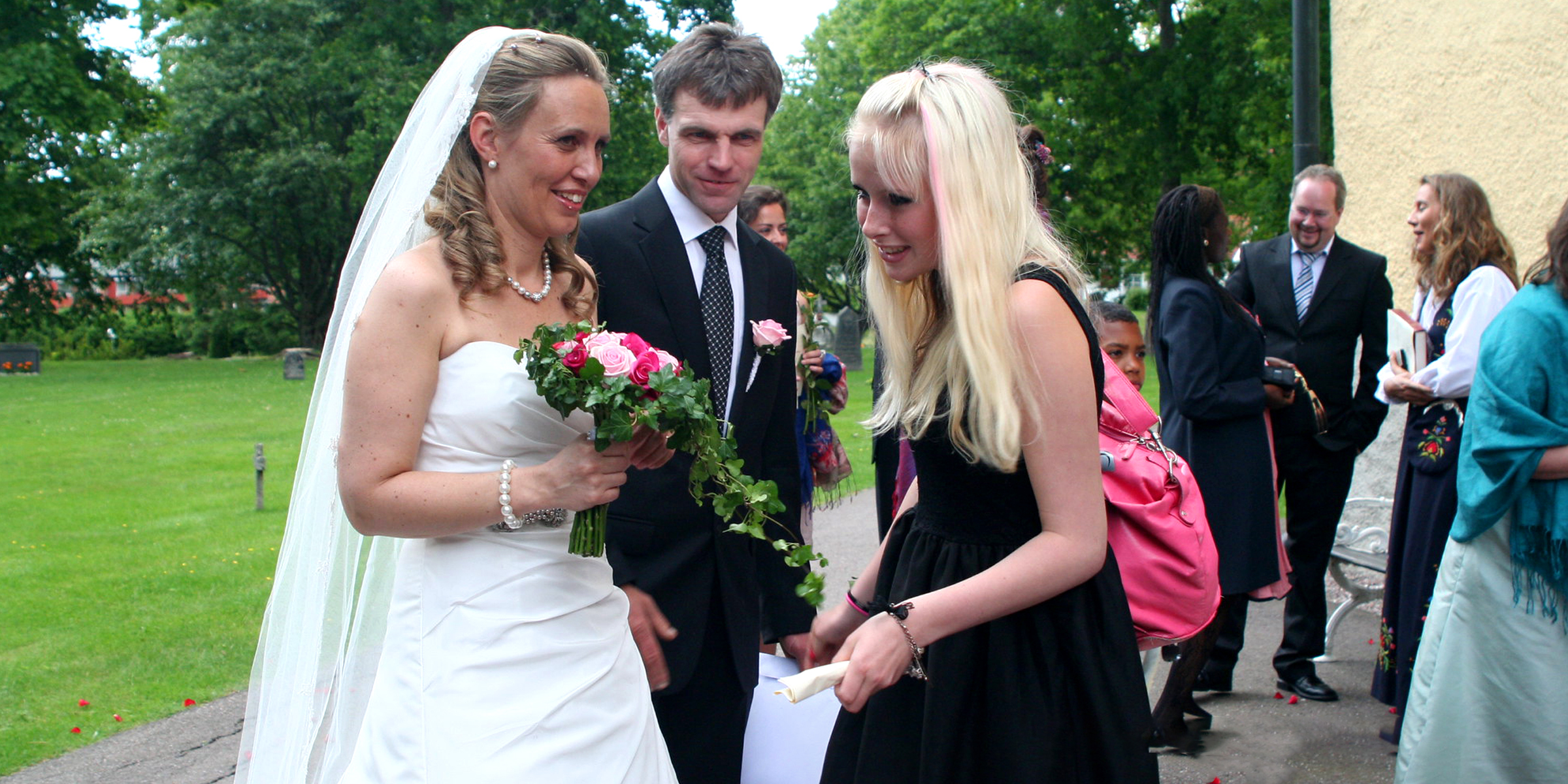 Pareja de casados junto a una chica | Fuente: Flickr.com/David J (CC BY 2.0)