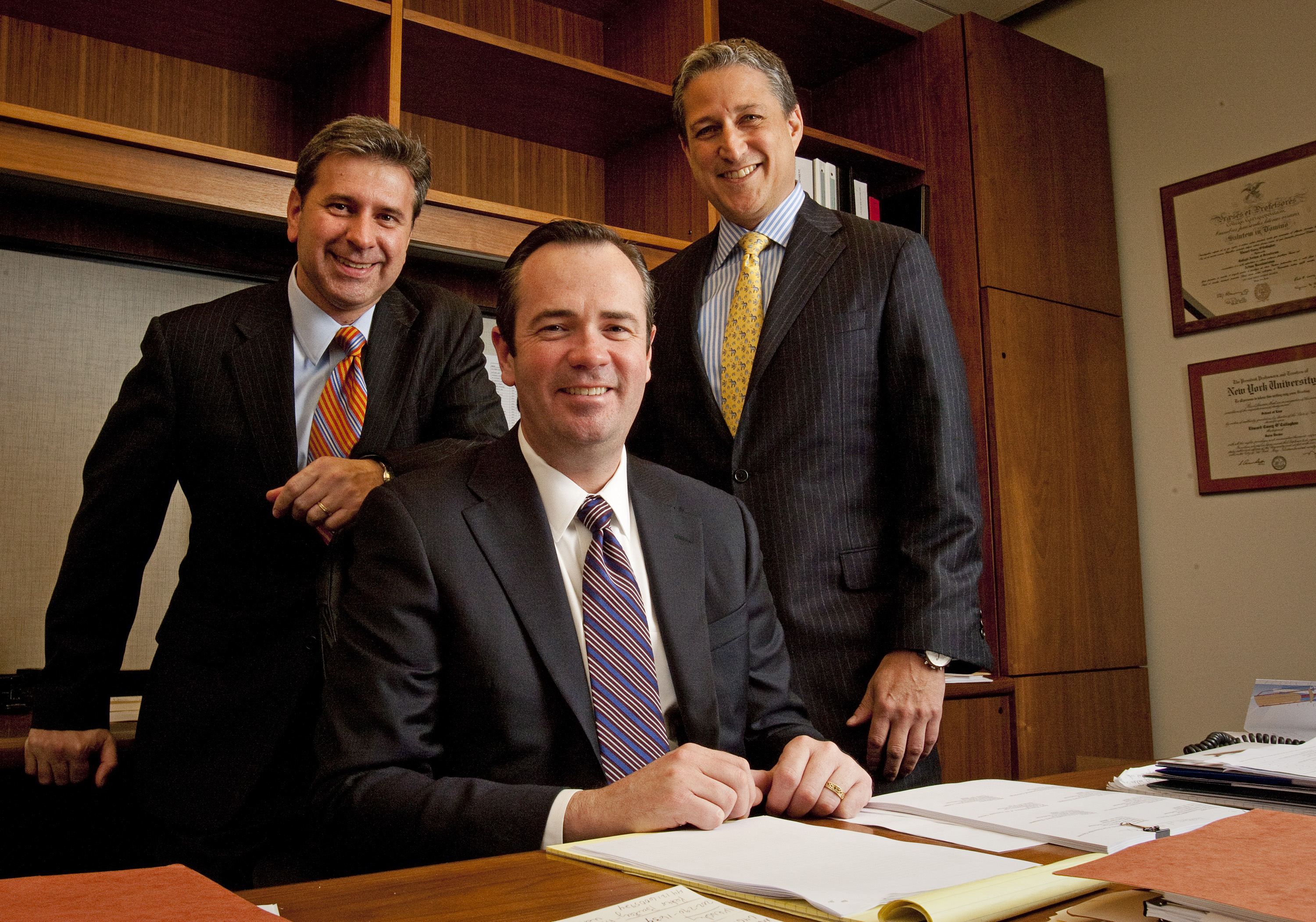 Los socios de Clifford Chance LLP Christopher J. Morvillo, Edward C. O'Callaghan y David B. Raskin posan para un retrato en Nueva York el 21 de diciembre de 2011 | Fuente: Getty Images