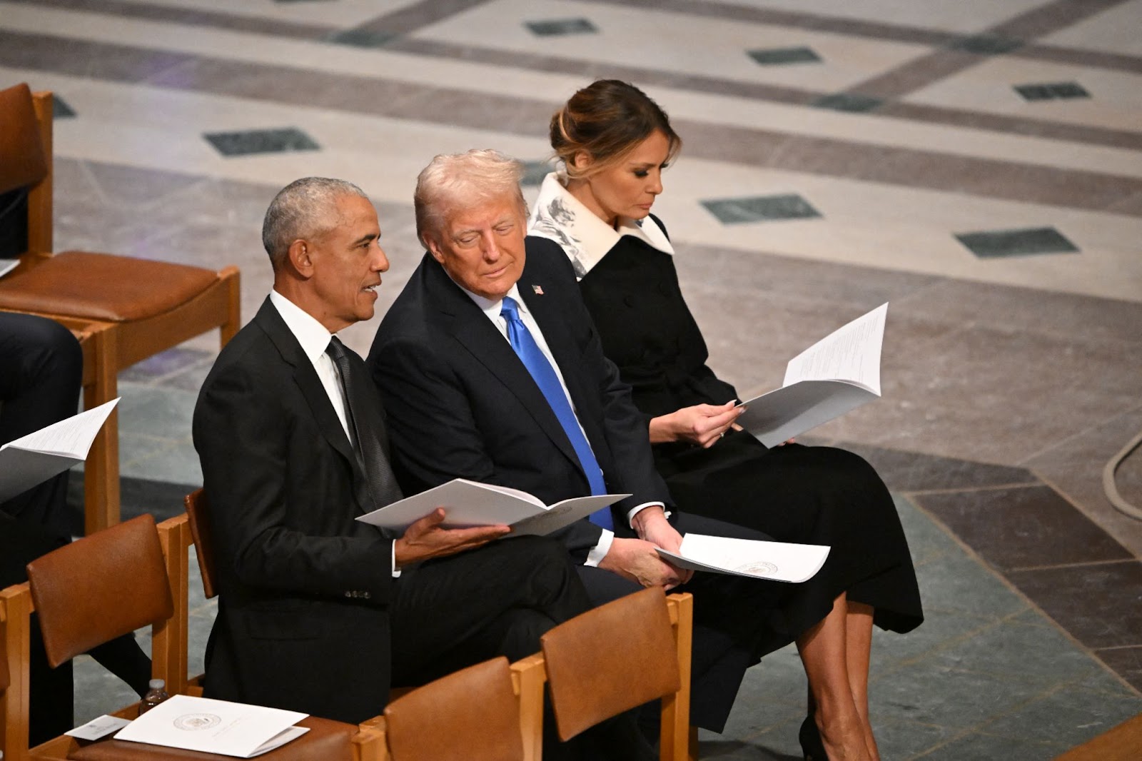 El ex presidente Barack Obama con Donald y Melania Trump en el funeral de Estado por el ex presidente estadounidense Jimmy Carter el 9 de enero de 2025, en Washington, D.C. | Fuente: Getty Images