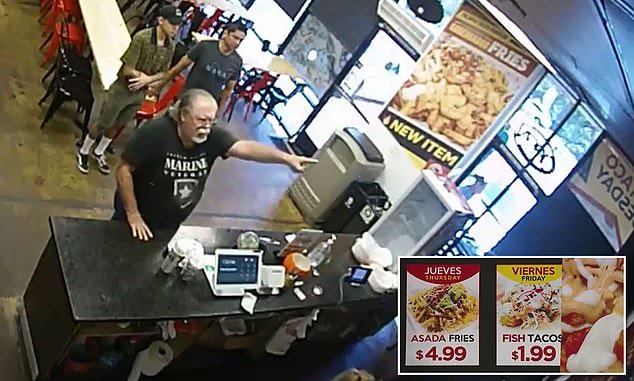 Cliente señalando la cartelera de menú. | Imagen: YouTube /ABC13 Houston