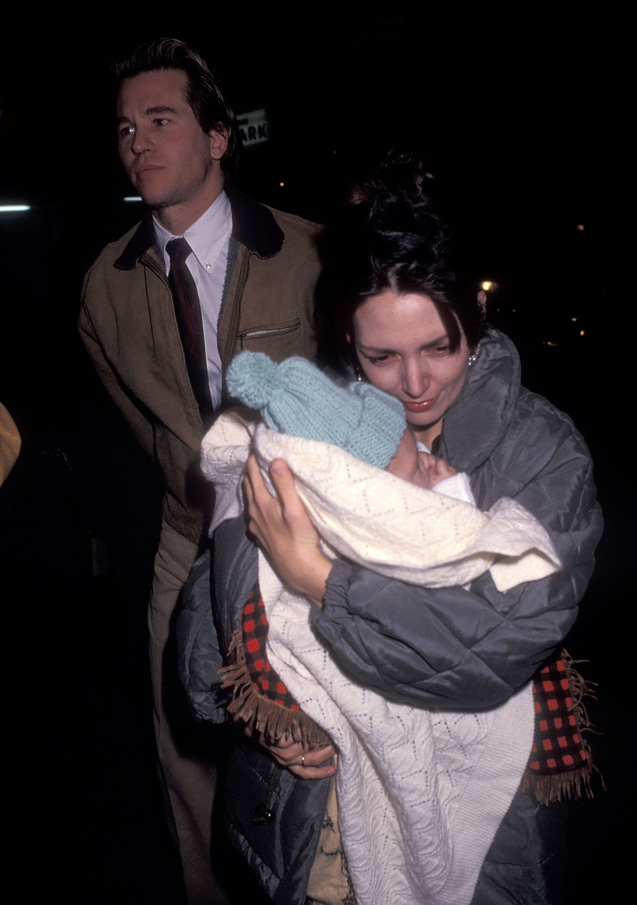 Joanne Whalley, Val Kilmer y Mercedes Kilmer en la revisión de la obra de Broadway "Death and the Maiden" en 1992 | Foto: Getty Images