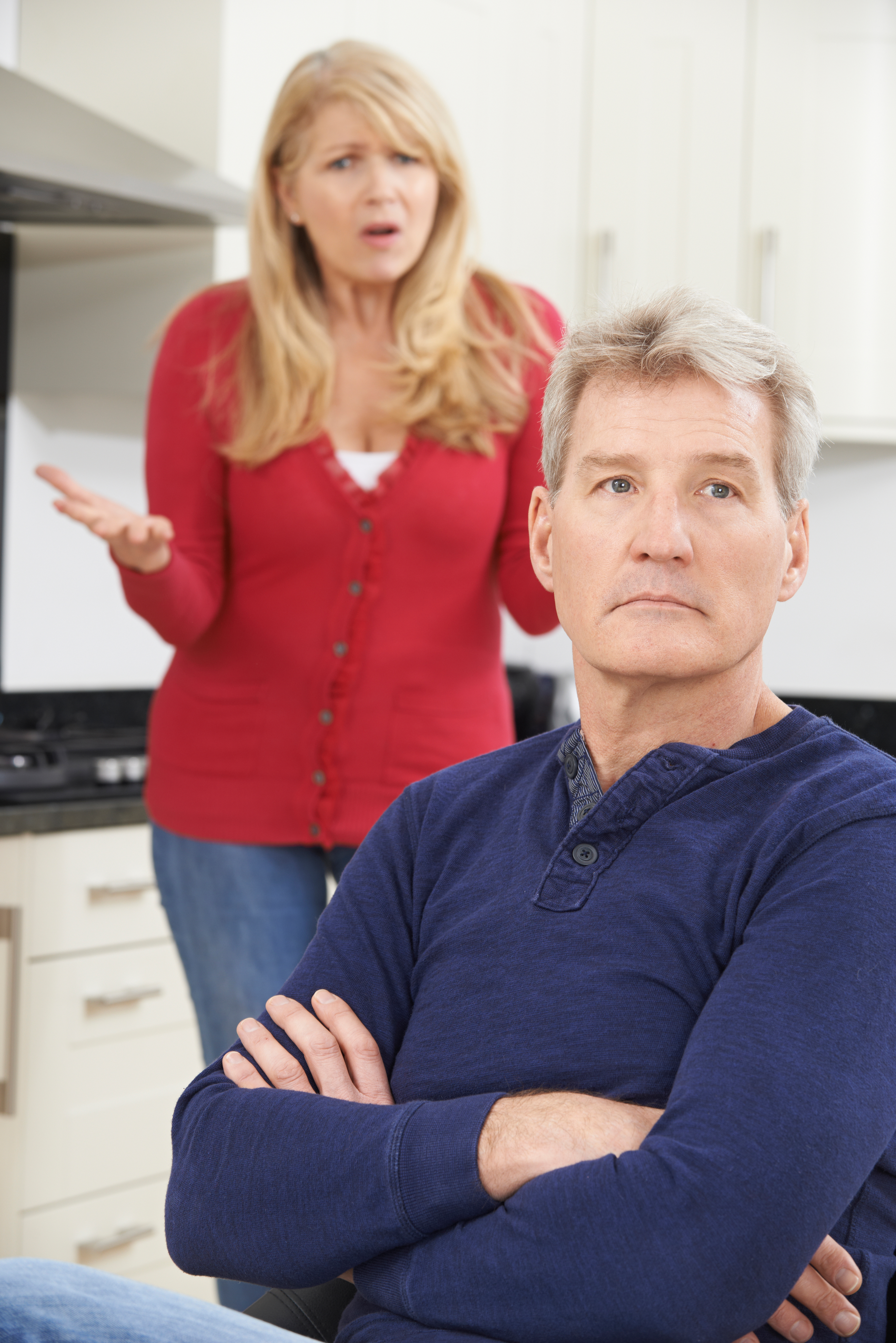 Una pareja de mediana edad discutiendo en casa | Foto: Shutterstock
