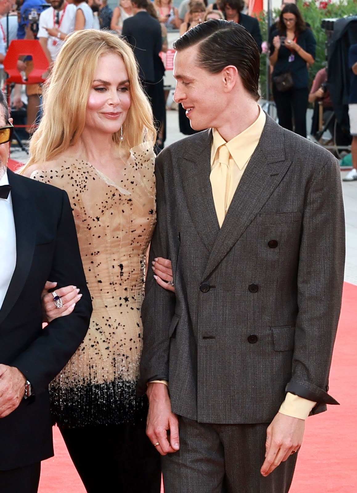 Nicole Kidman y Harris Dickinson en la alfombra roja de "Babygirl" durante el 81º Festival Internacional de Cine de Venecia el 30 de agosto de 2024, en Venecia, Italia | Fuente: Getty Images