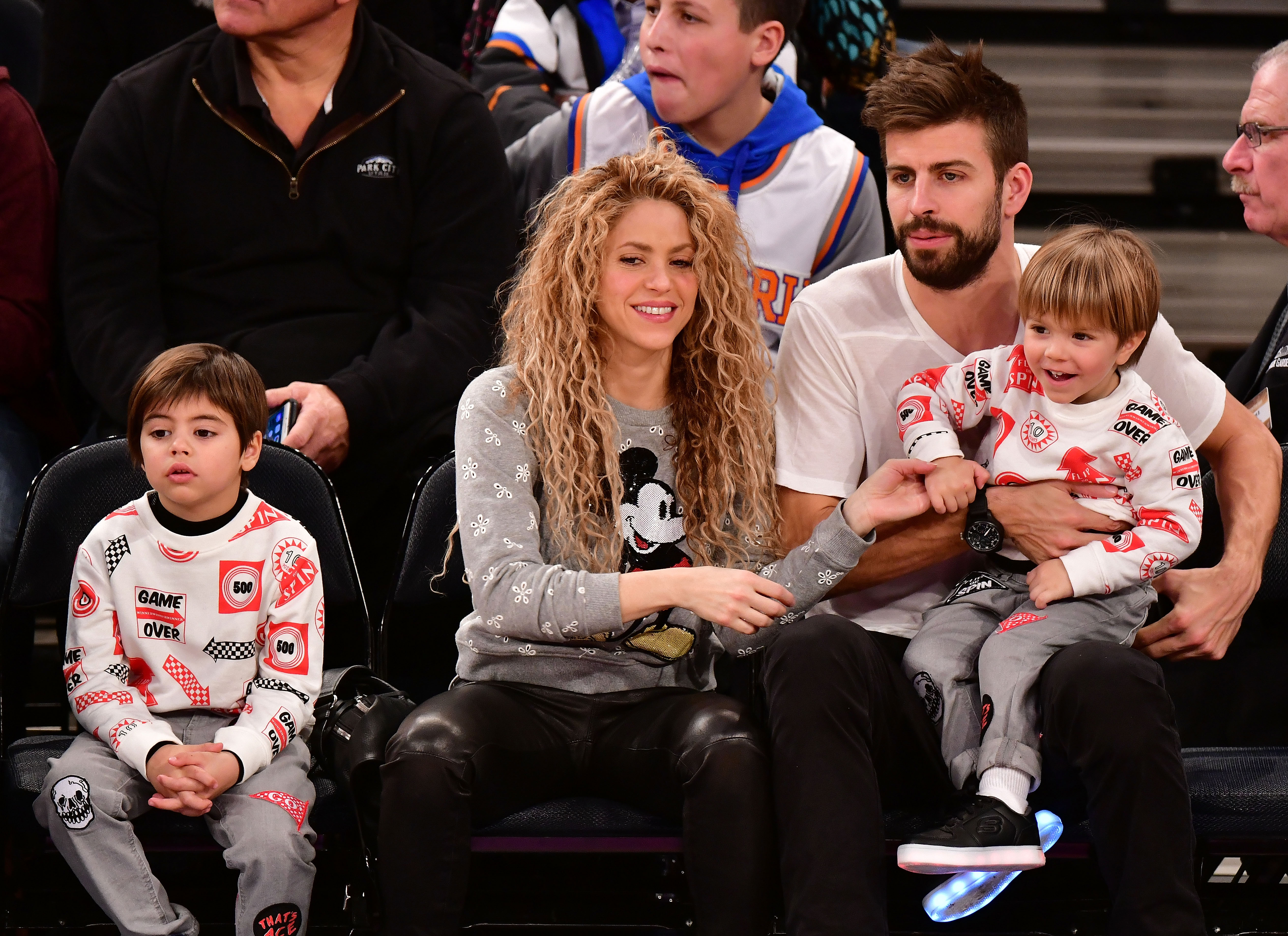 Milan Piqué Mebarak, Shakira, Sasha Piqué Mebarak y Gerard Piqué asisten al partido New York Knicks Vs Philadelphia 76ers en el Madison Square Garden el 25 de diciembre de 2017 en Nueva York. | Fuente: Getty Images