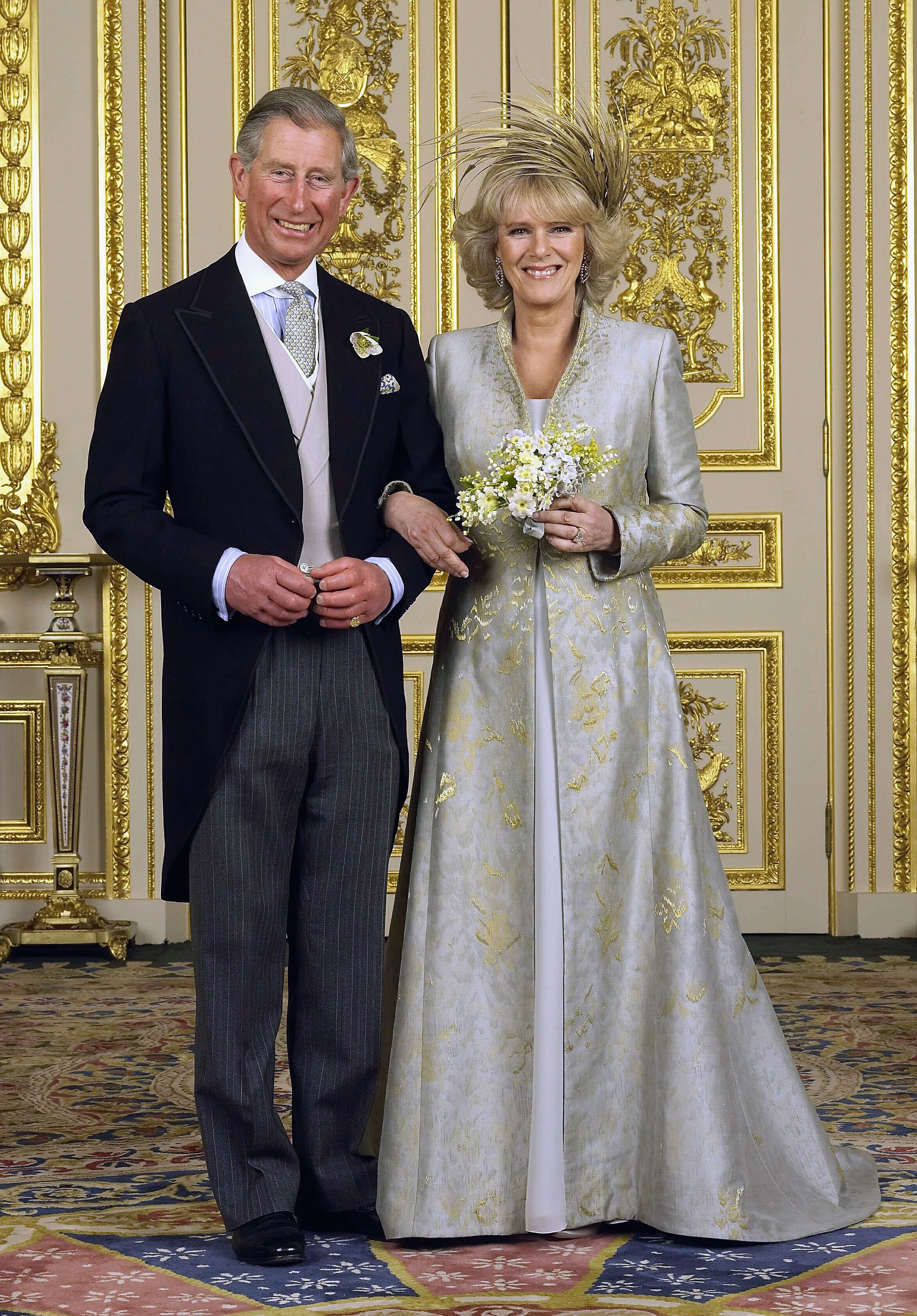 El príncipe Charles y la Duquesa de Cornualles, Camilla Parker Bowles, posan en el salón blanco para la foto de grupo de la Boda Oficial tras su anterior enlace en Berkshire, Inglaterra, el 9 de abril de 2005 | Fuente: Getty Images