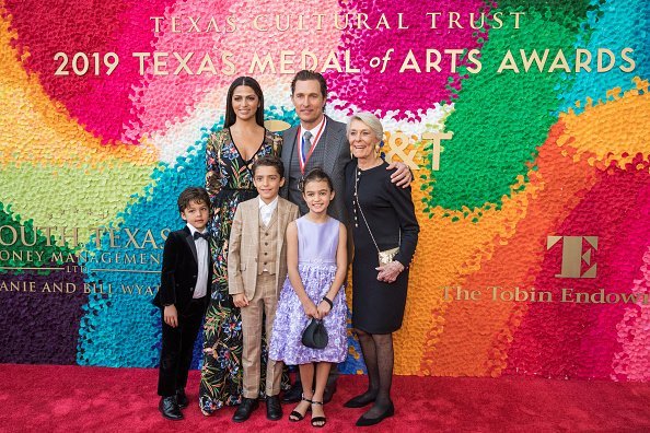 Matthew McConaughey y su familia en los Texas Medal Of Arts Awards 2019. | Imagen: Getty Images  