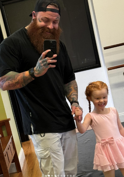 Kevin Clevenger y su hija Viola | Fuente: Instagram.com/ironsanctuary