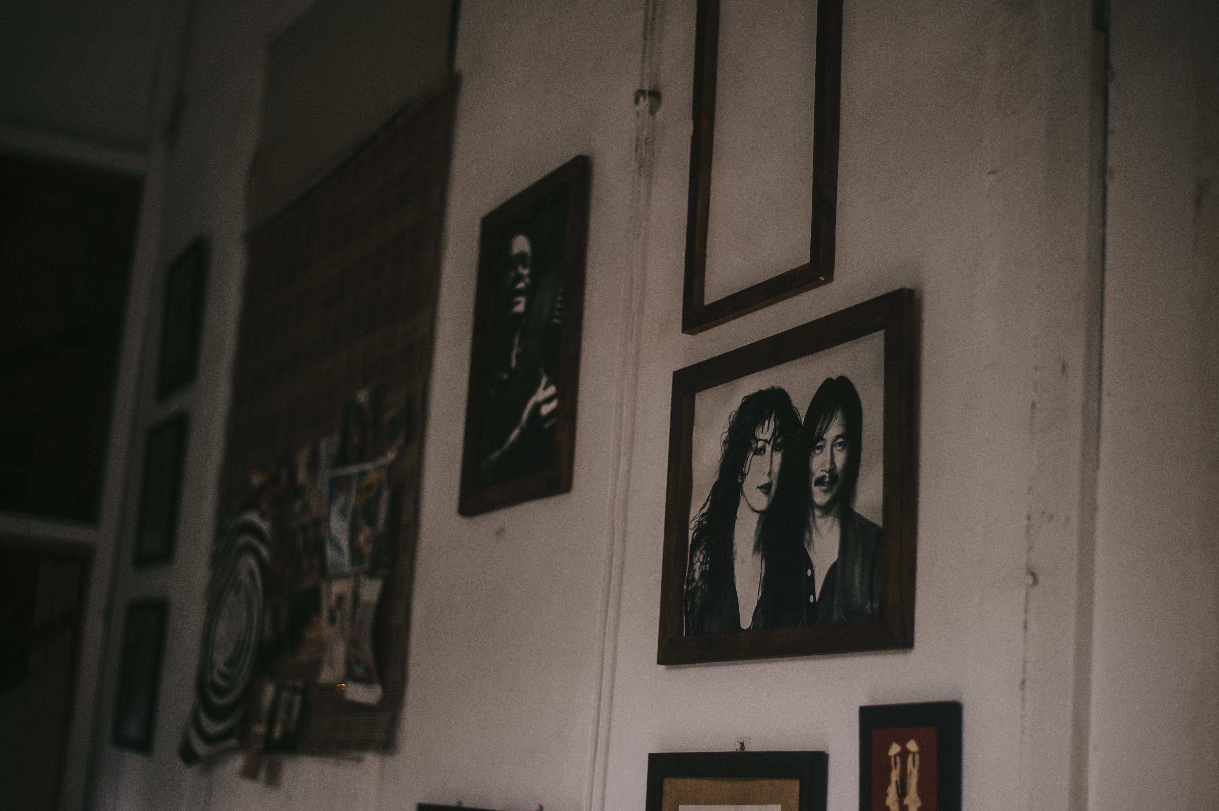 Retratos enmarcados colgados en la pared | Foto: Pexels
