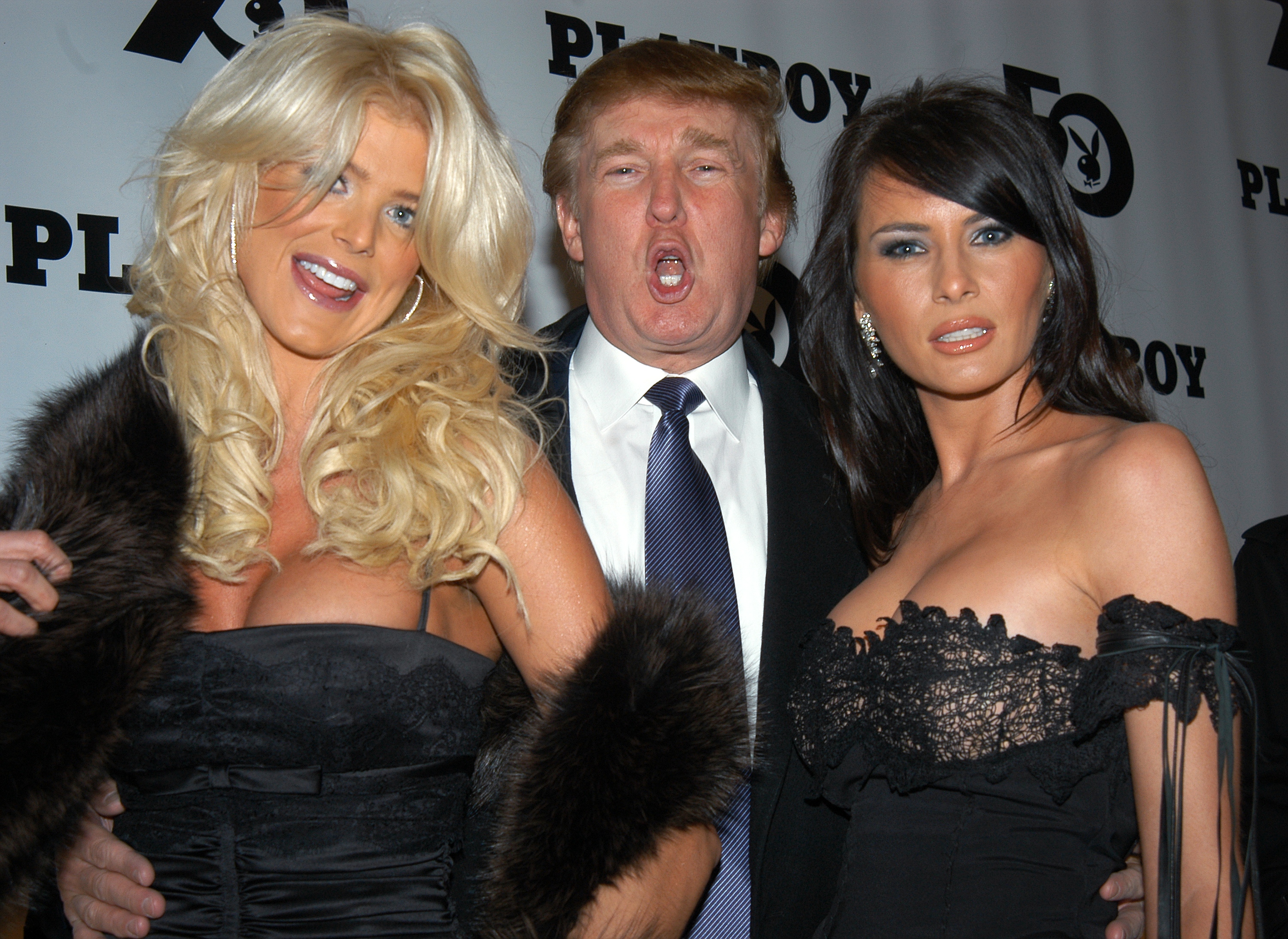 Donald y Melania Trump con Victoria Silvstedt en la celebración del 50 aniversario de la revista Playboy en 1997. | Fuente: Getty Images