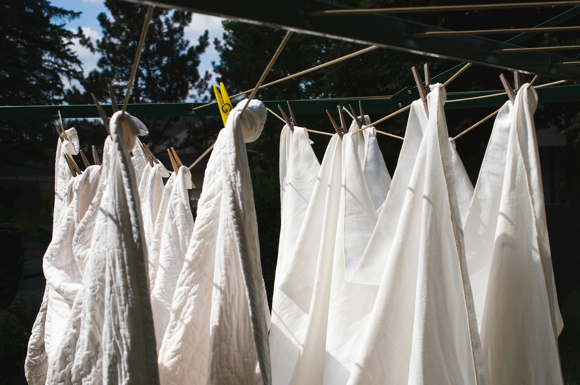 Sábanas clavadas en un tendedero | Fuente: Unsplash