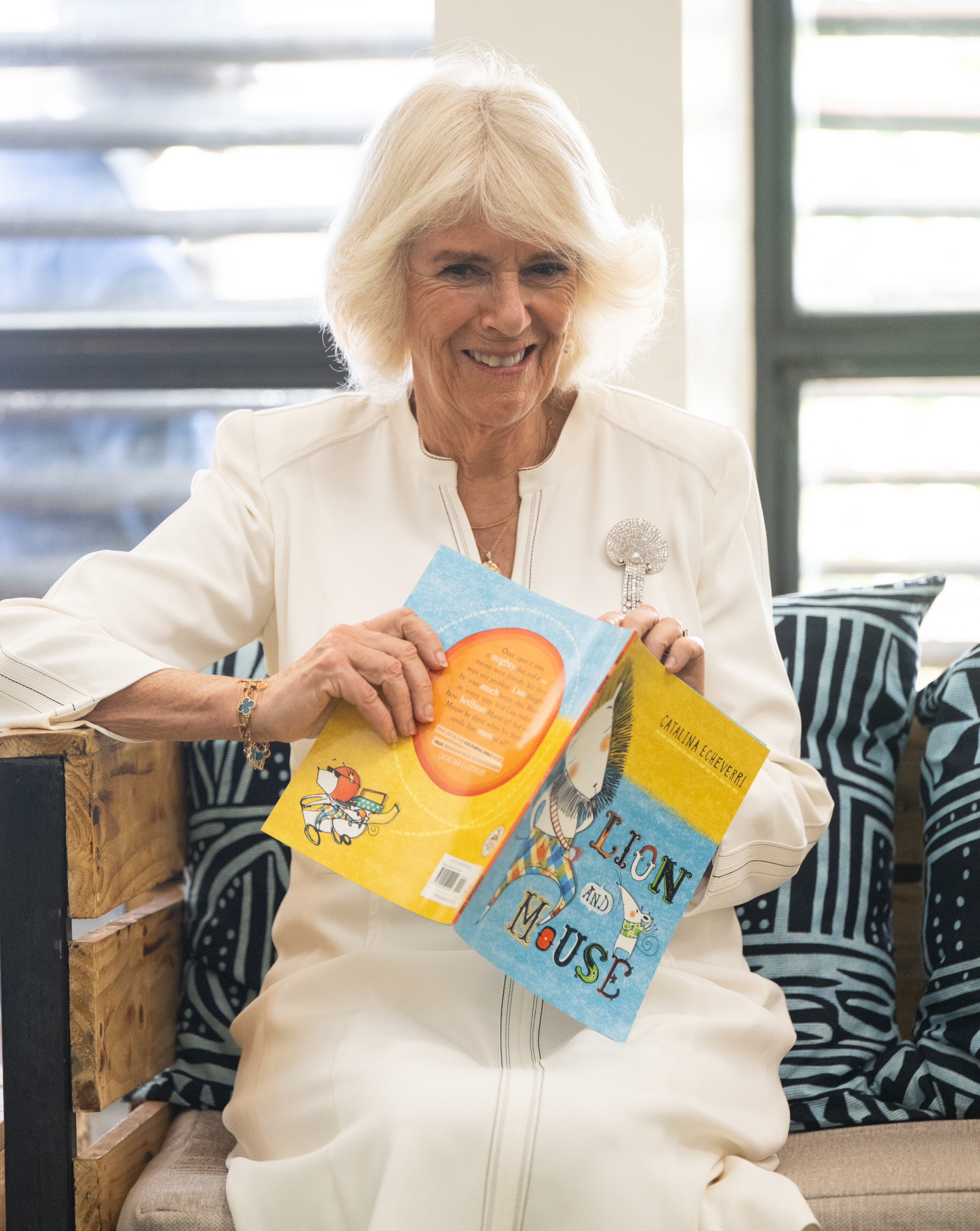 La reina Camilla en la Biblioteca Eastlands el 31 de octubre de 2023 en Nairobi, Kenia | Foto: Getty Images