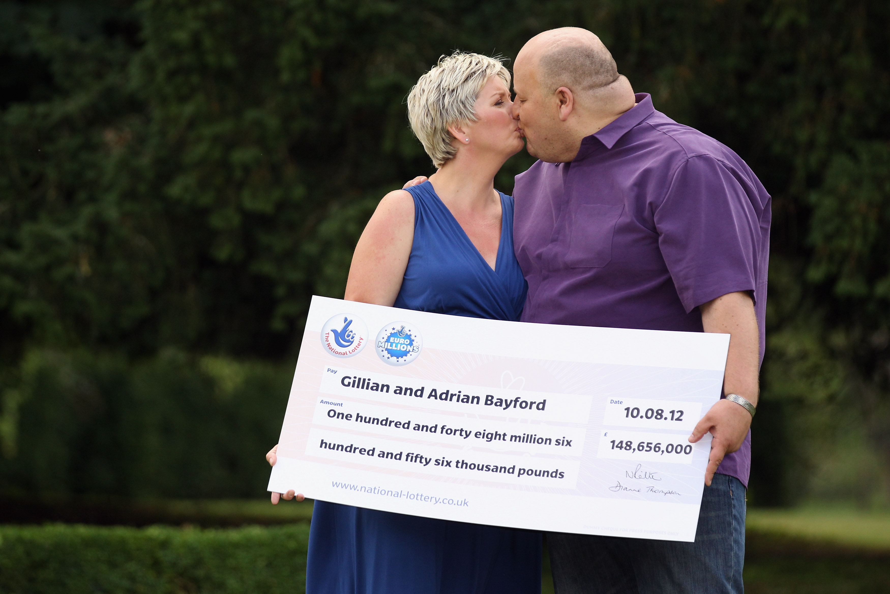 Gillian y Adrian Bayford celebran haber ganado el bote de más de 148 millones de libras esterlinas en la lotería Euromillones el 14 de agosto de 2012, en Hatfield Heath, Inglaterra | Fuente: Getty Images