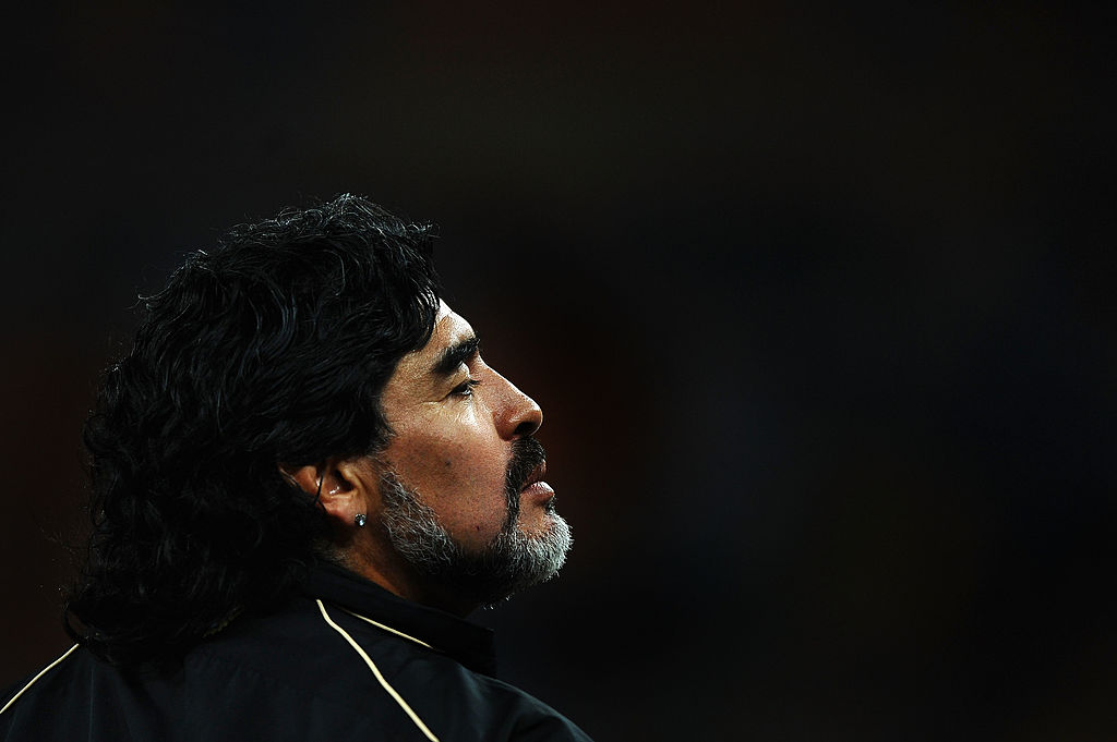 Diego Maradona, entrenador de Argentina, observa el ambiente antes del partido de octavos de final de la Copa Mundial de la FIFA Sudáfrica 2010 entre Argentina y México en el estadio Soccer City, el 27 de junio de 2010 en Johannesburgo, Sudáfrica. | Fuente: Getty Images