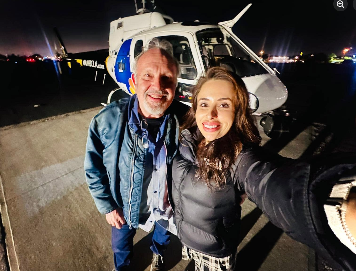 Eliana «Eli» Moreno y el piloto George Marciniw posan delante de su helicóptero de noticias en una foto tomada durante los años que trabajaron juntos en la cobertura aérea de noticias. | Fuente: Facebook/George Marciniw