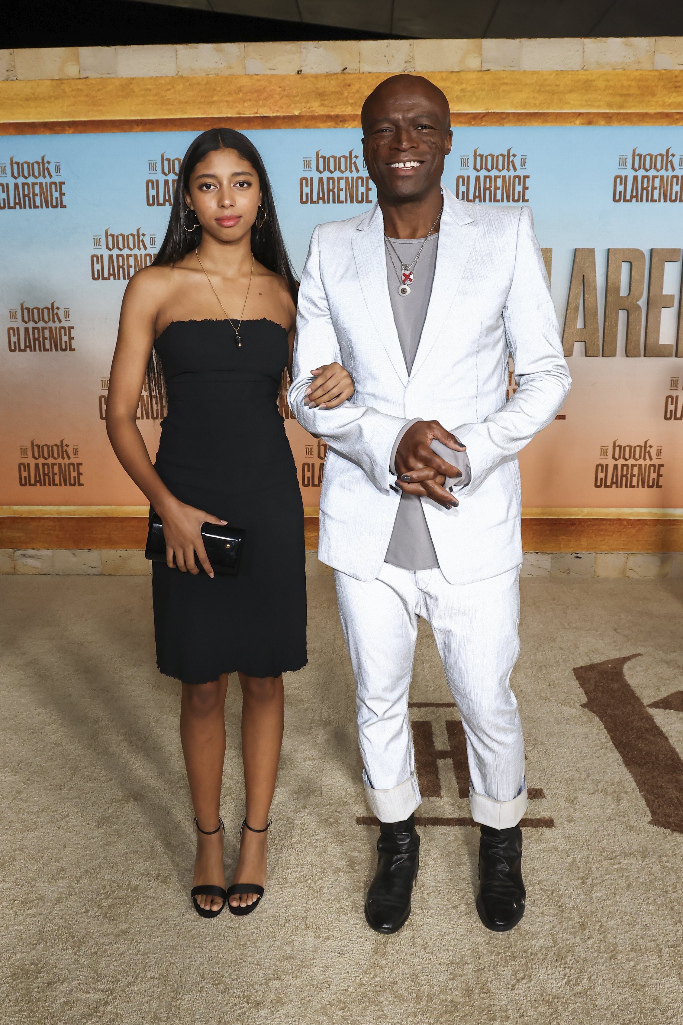 Lou apareció junto a Seal en el estreno de *The Book of Clarence* en enero de 2024, regalando a los espectadores una de esas imágenes poco habituales de padre e hija en la alfombra roja, mucho antes de su primera Semana de la Moda de París. | Getty Images