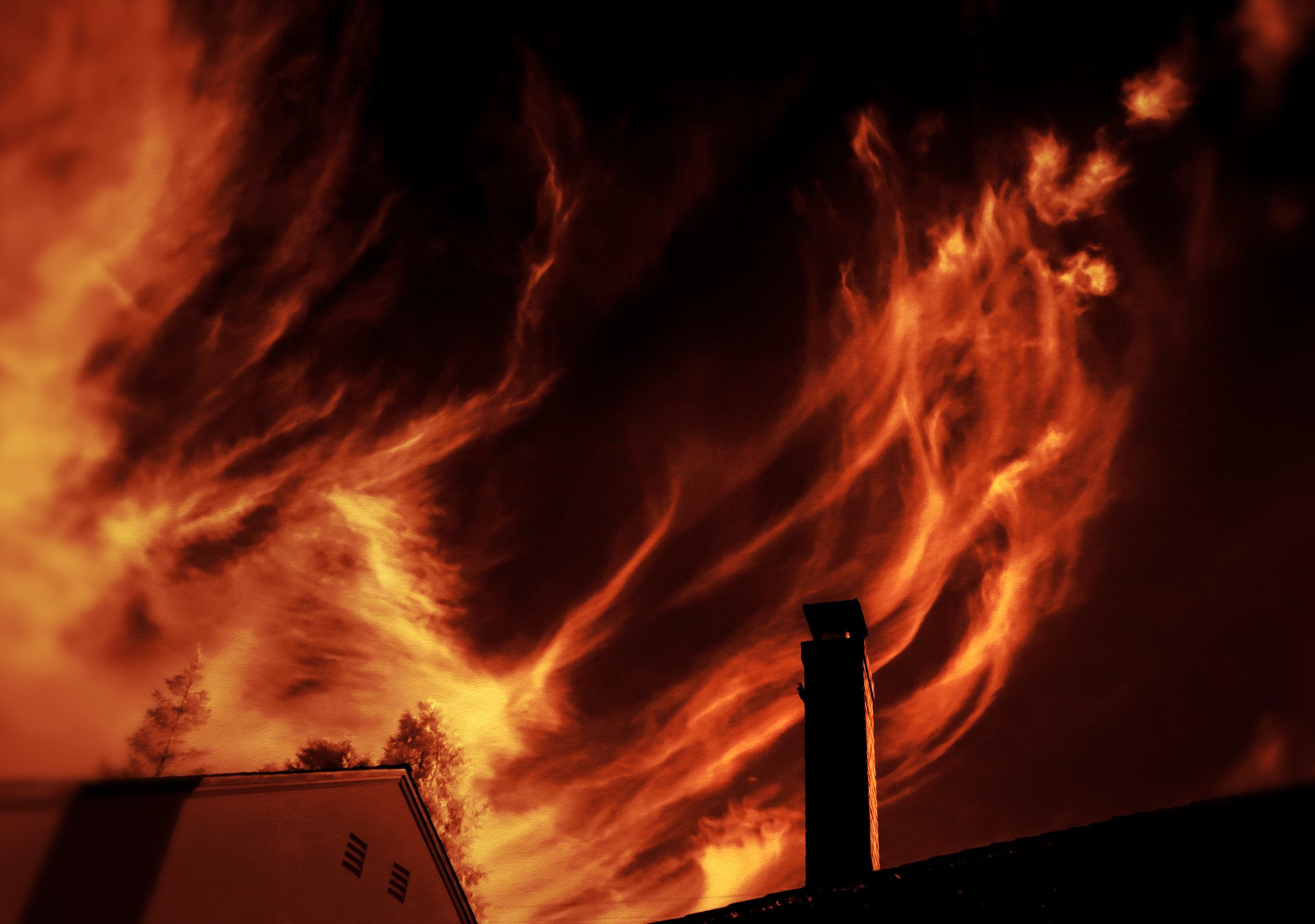 Incendio sobre el techo de una vivienda. | Imagen: Flickr