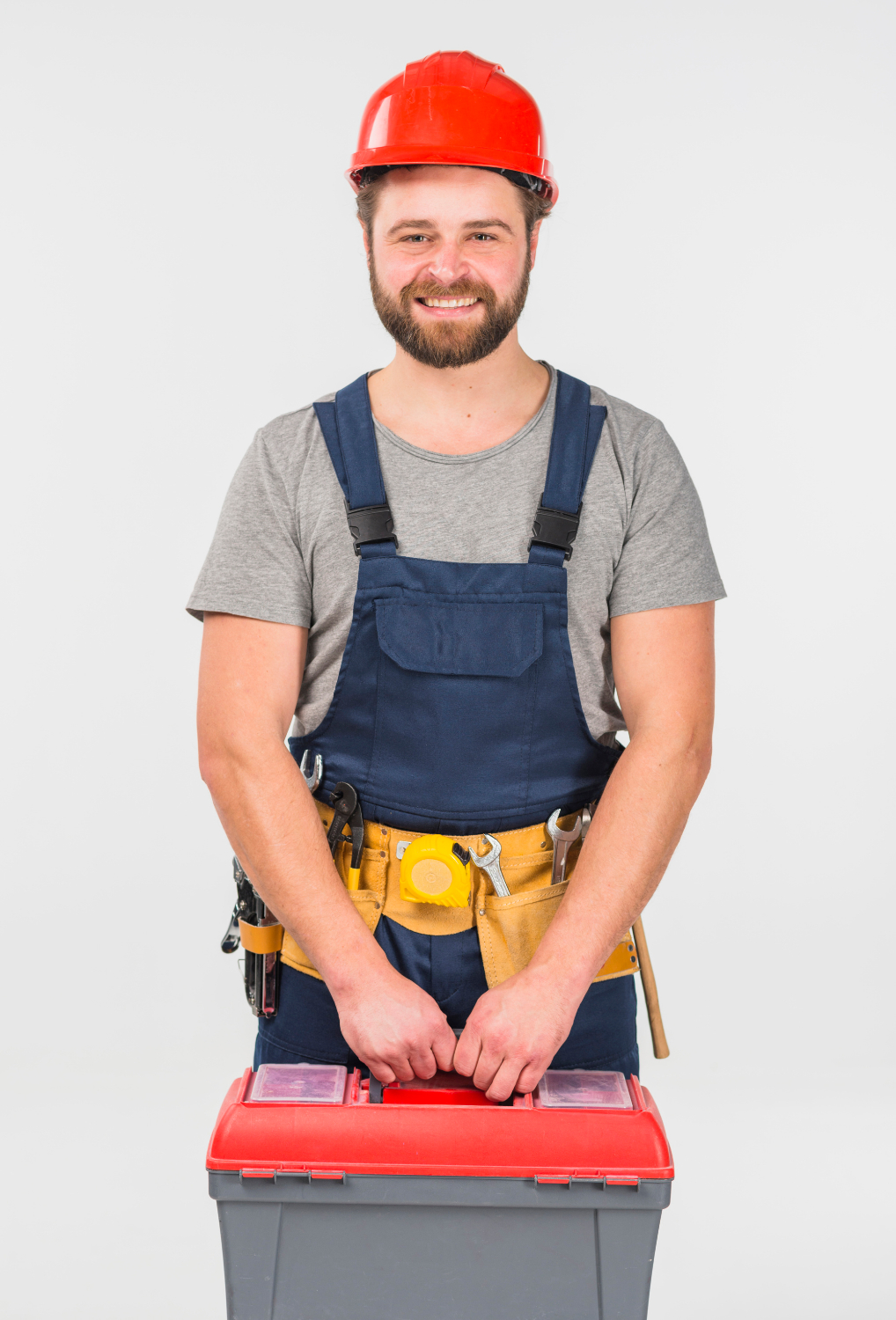 Un hombre sujetando una caja de herramientas | Fuente: Freepik