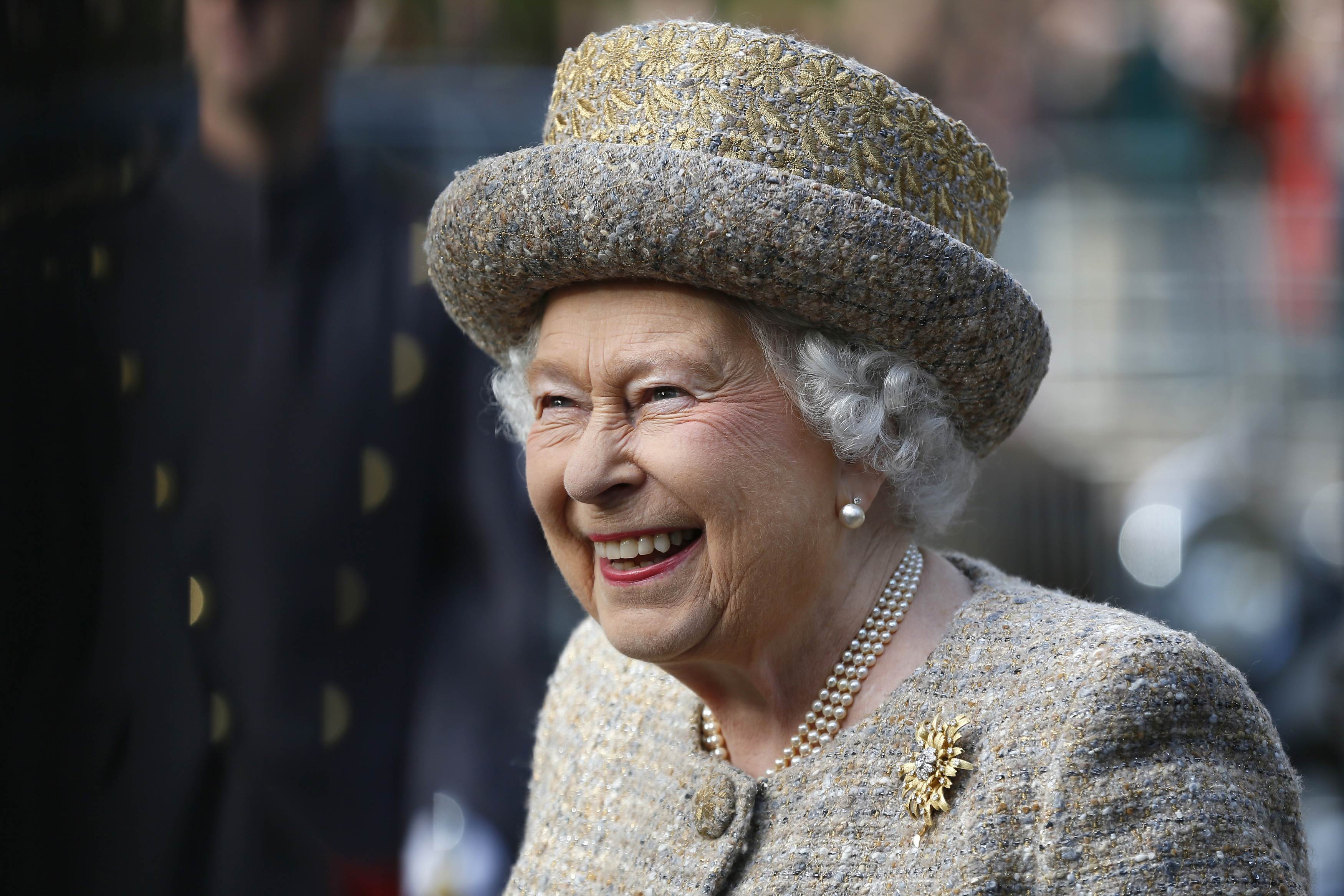 La reina Elizabeth II sonríe a su llegada antes de la Inauguración del Jardín Conmemorativo de los Campos de Flandes en el Cuartel de Wellington el 6 de noviembre de 2014 en Londres. | Foto: Getty Images