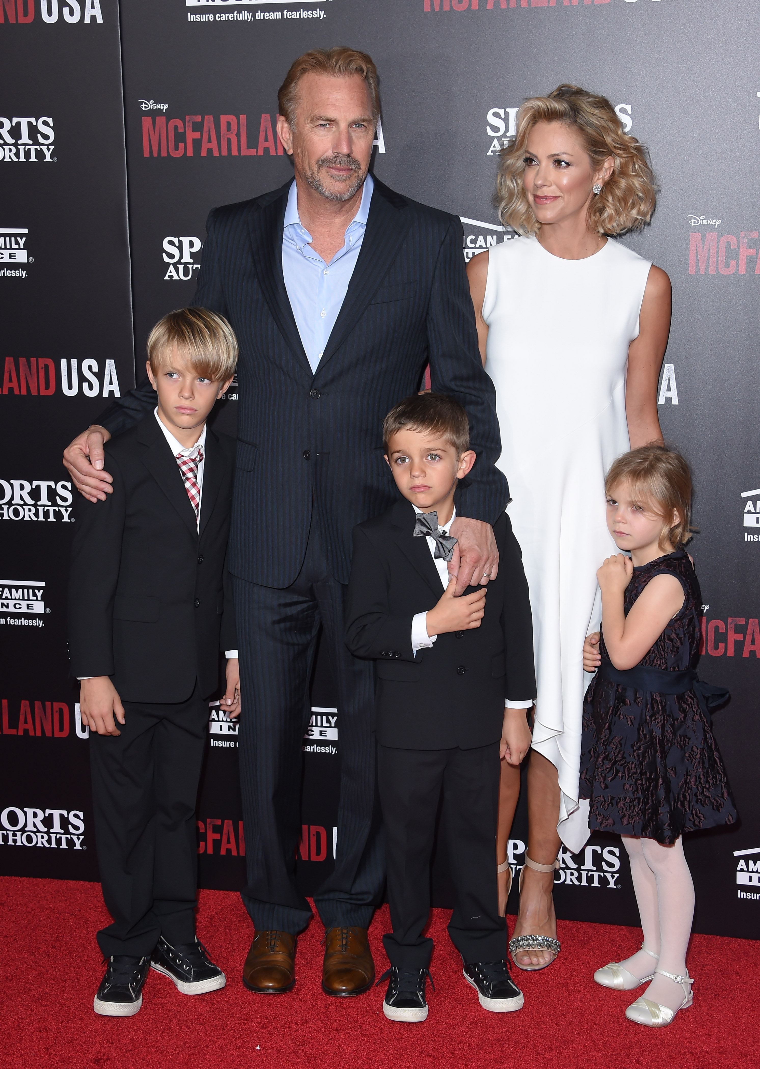 Kevin Costner y Christine Baumgartner con sus hijos, Cayden, Hayes y Grace Costner en el estreno de "McFarland, USA" en Hollywood, California, el 9 de febrero de 2015 | Fuente: Getty Images