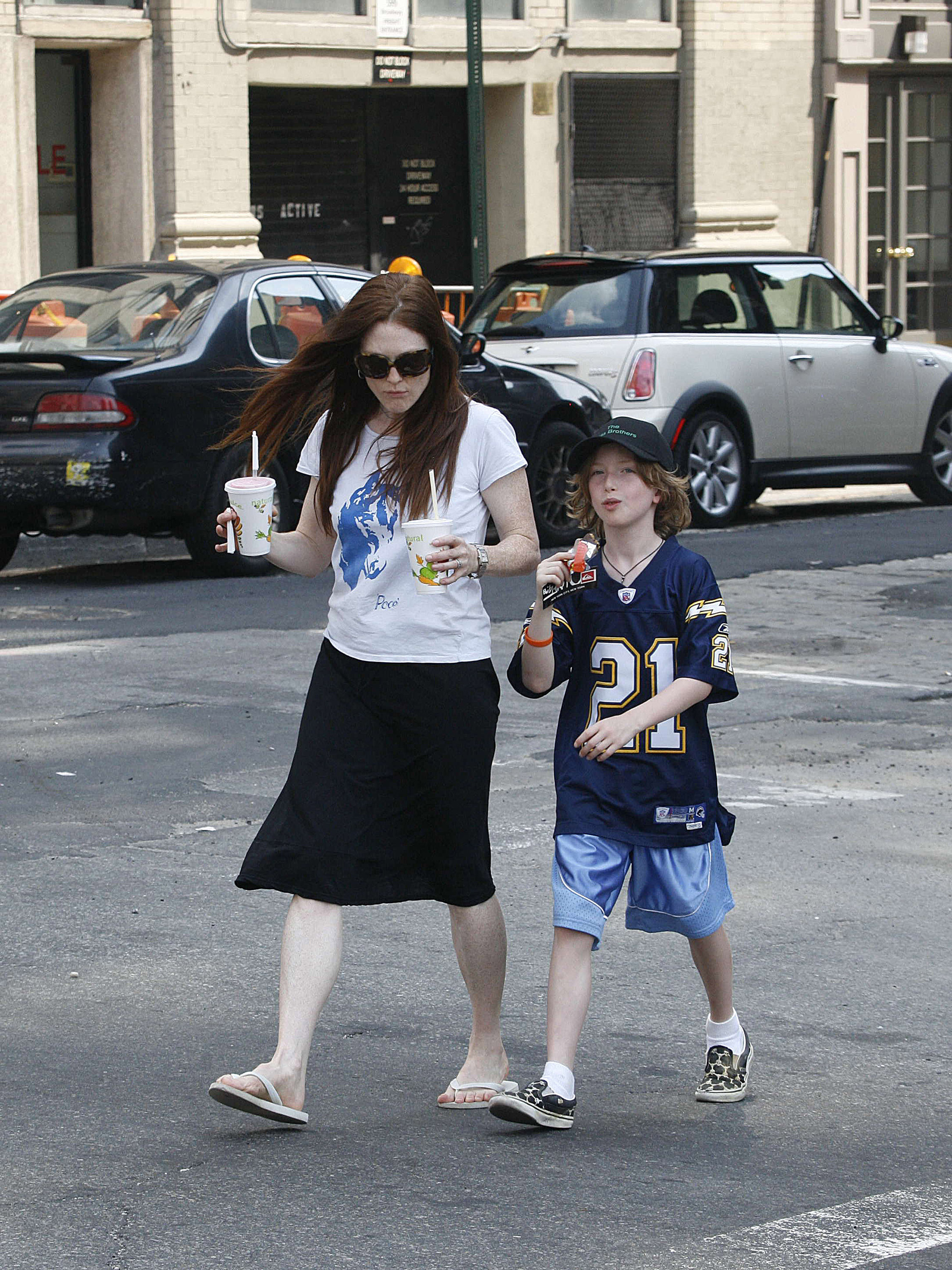 Julianne Moore y Caleb Freundlich vistos el 2 de julio de 2006 | Fuente: Getty Images