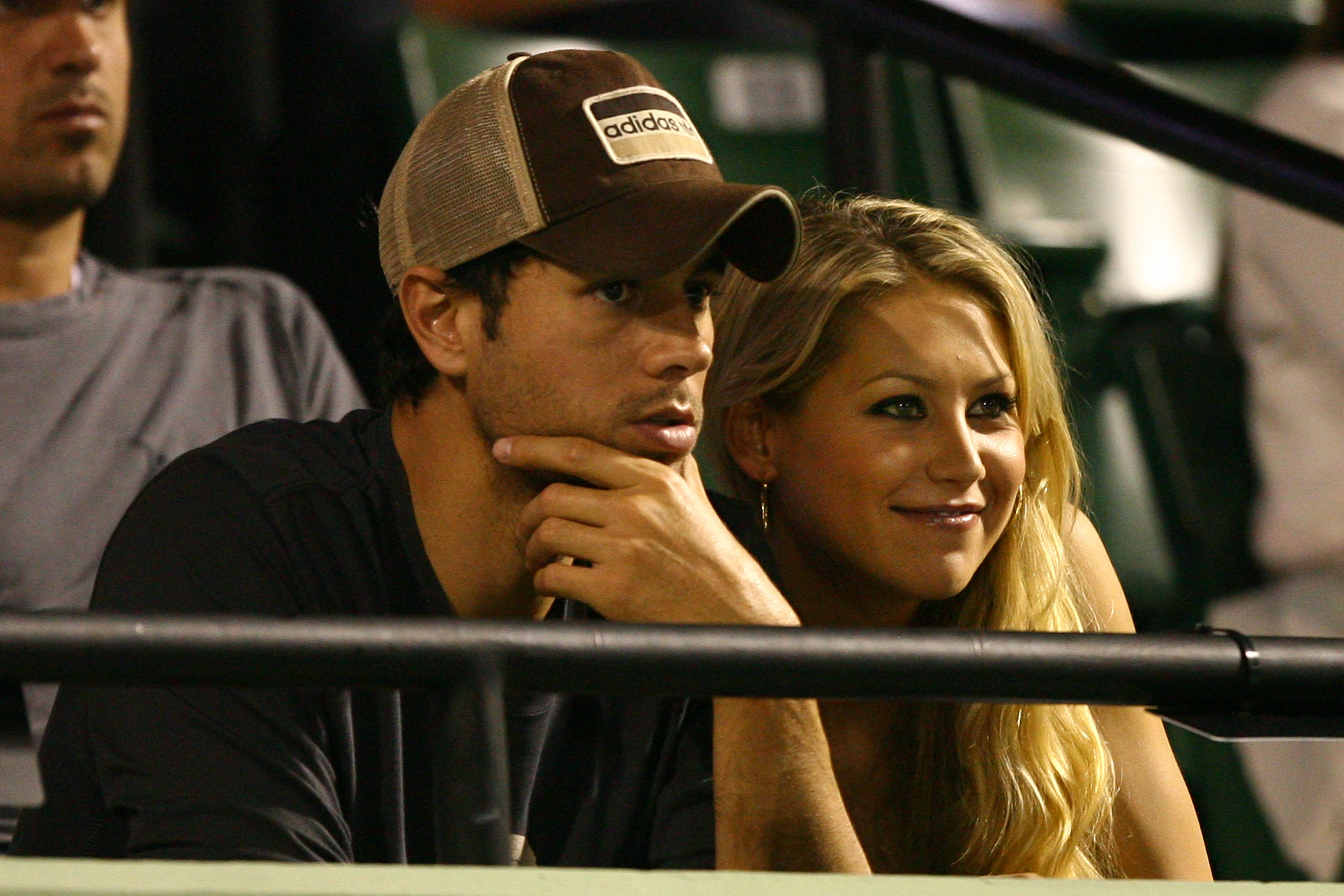 Enrique Iglesias y Anna Kournikova en el Sony Ericsson Open en el Crandon Park Tennis Center el 2 de abril de 2009 en Key Biscayne, Florida. | Fuente: Getty Images