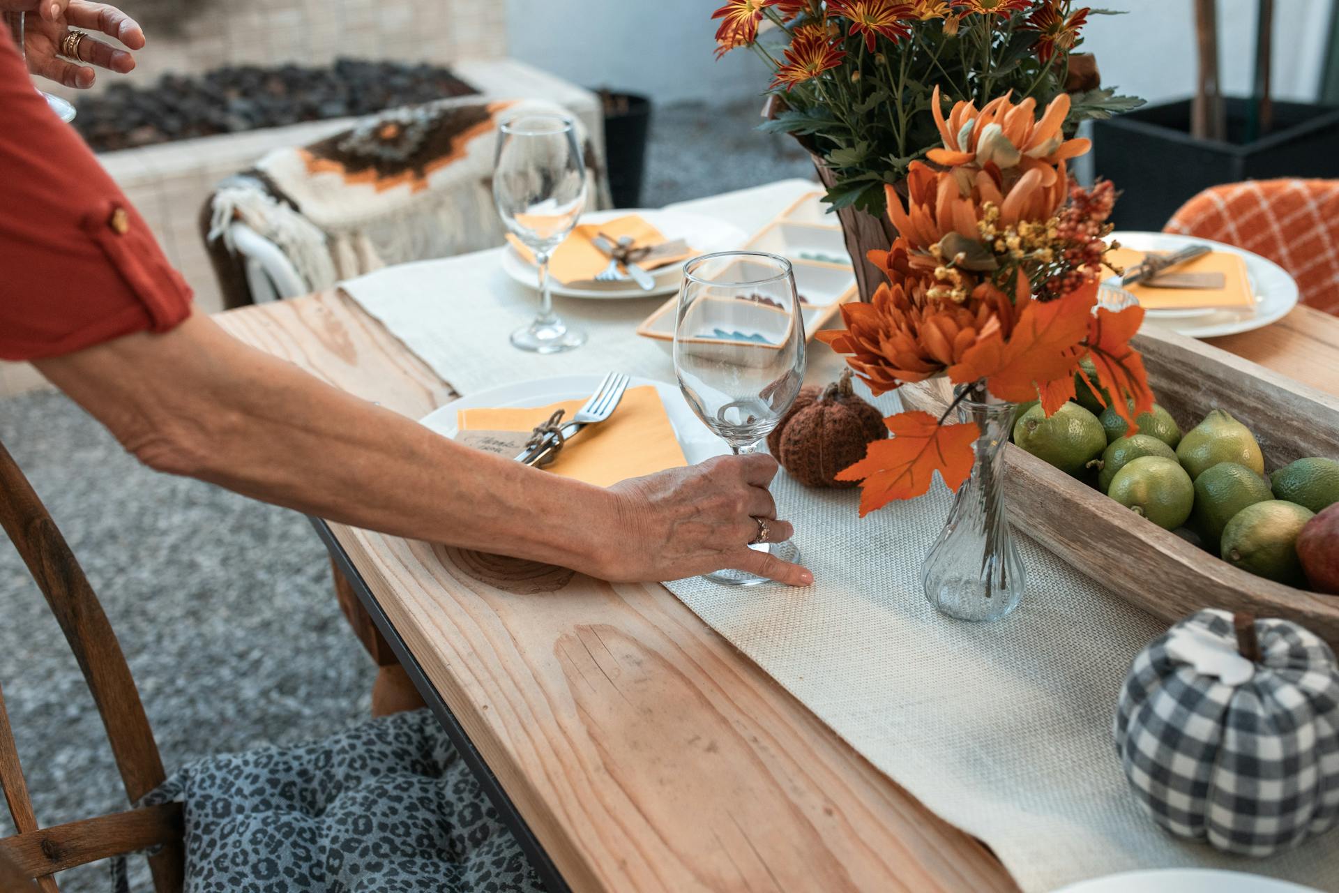 Una mujer mayor inspeccionando una mesa | Fuente: Pexels