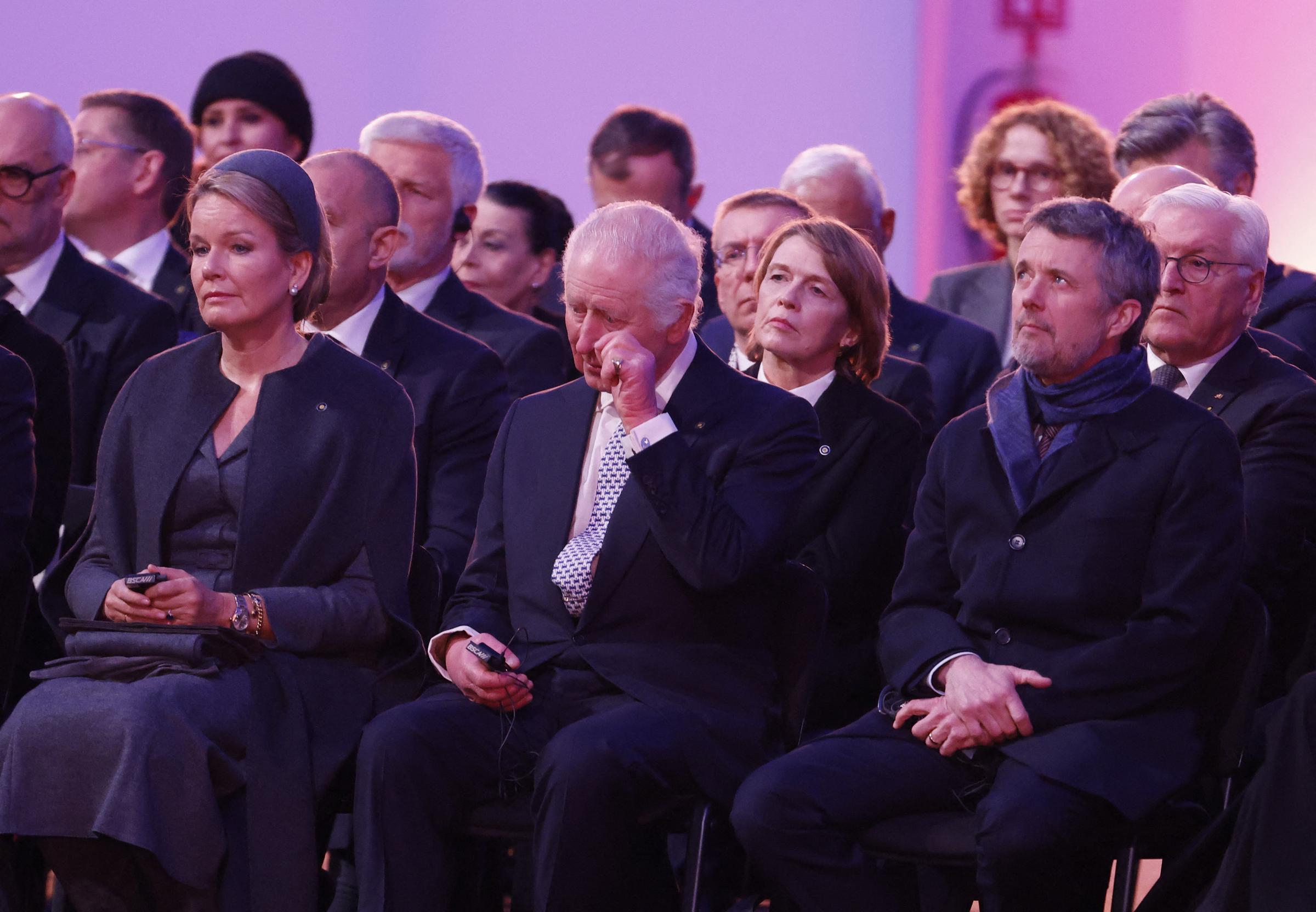 La reina Matilde de Bélgica, el rey Charles III, el rey Federico X de Dinamarca y la esposa del presidente alemán, Elke Buedenbender, y el presidente alemán, Frank-Walter Steinmeier, asisten al 80 aniversario de la liberación del campo de Auschwitz-Birkenau | Fuente: Getty Images