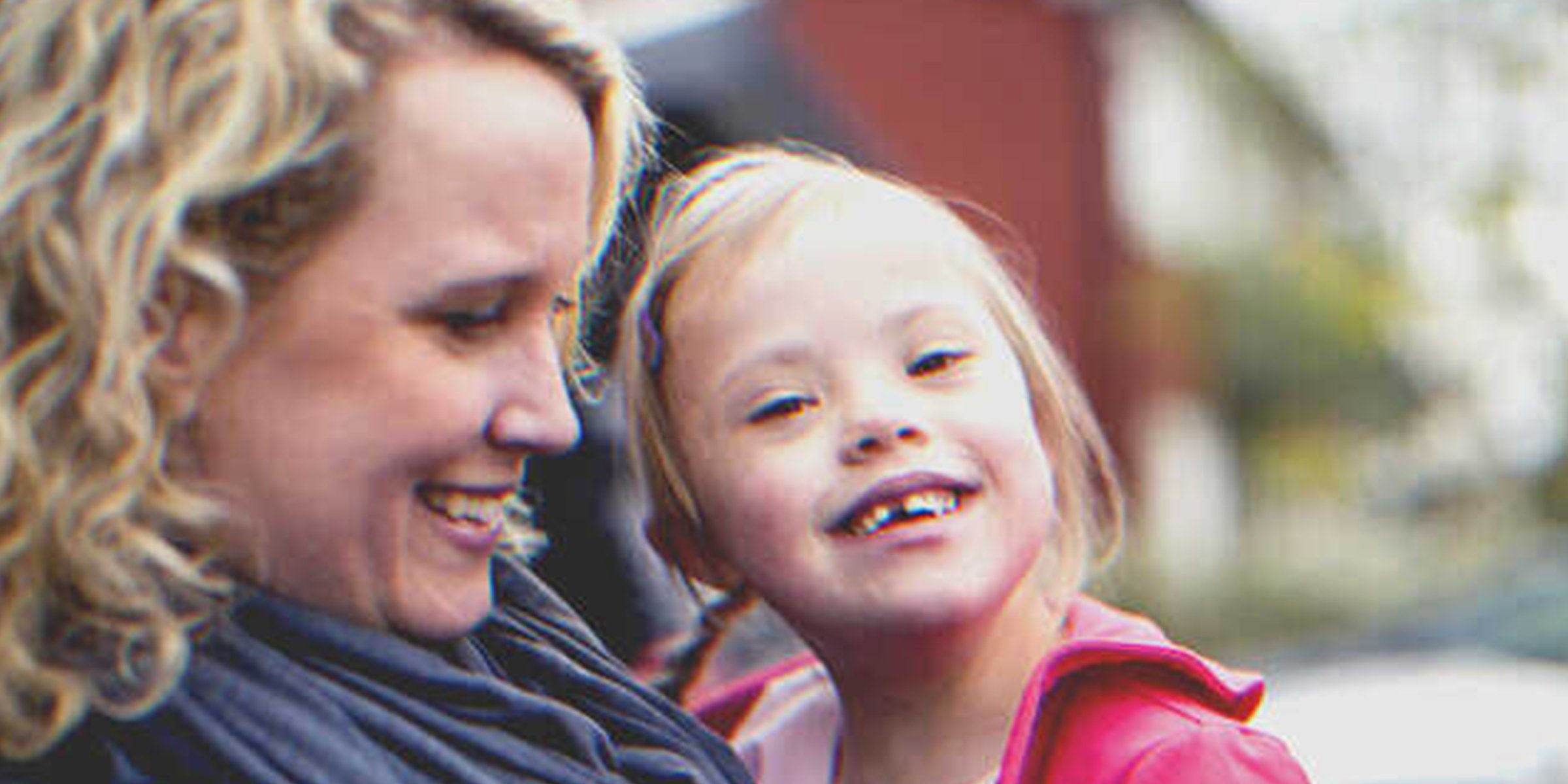 Una mujer con una niña con síndrome de Down | Foto: Getty Images
