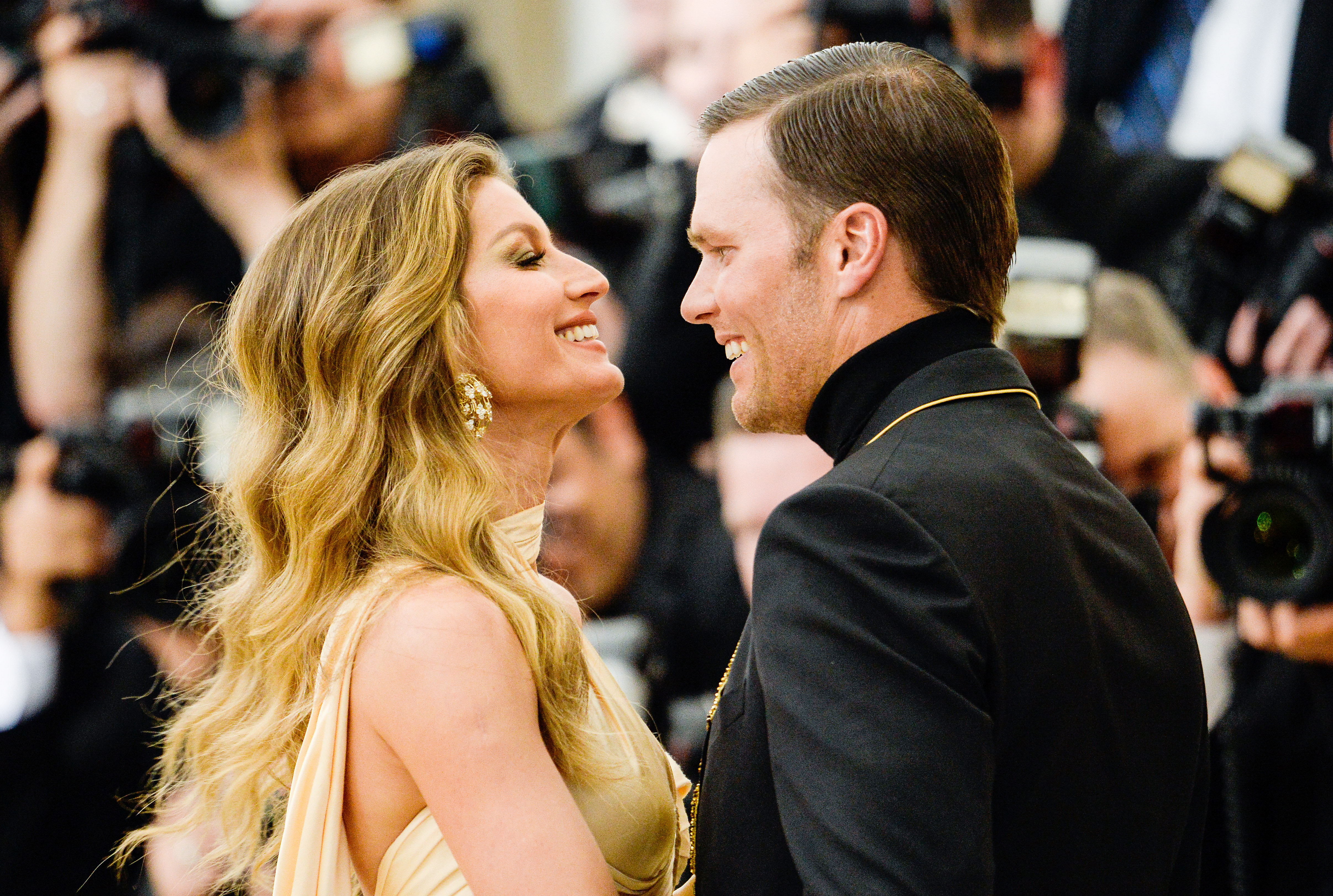 Tom Brady y Gisele Bündchen llegan a la gala del Instituto del Traje "Heavenly Bodies: Fashion & The Catholic Imagination", celebrada en el Museo Metropolitano de Nueva York, el 7 de mayo de 2018 | Fuente: Getty Images