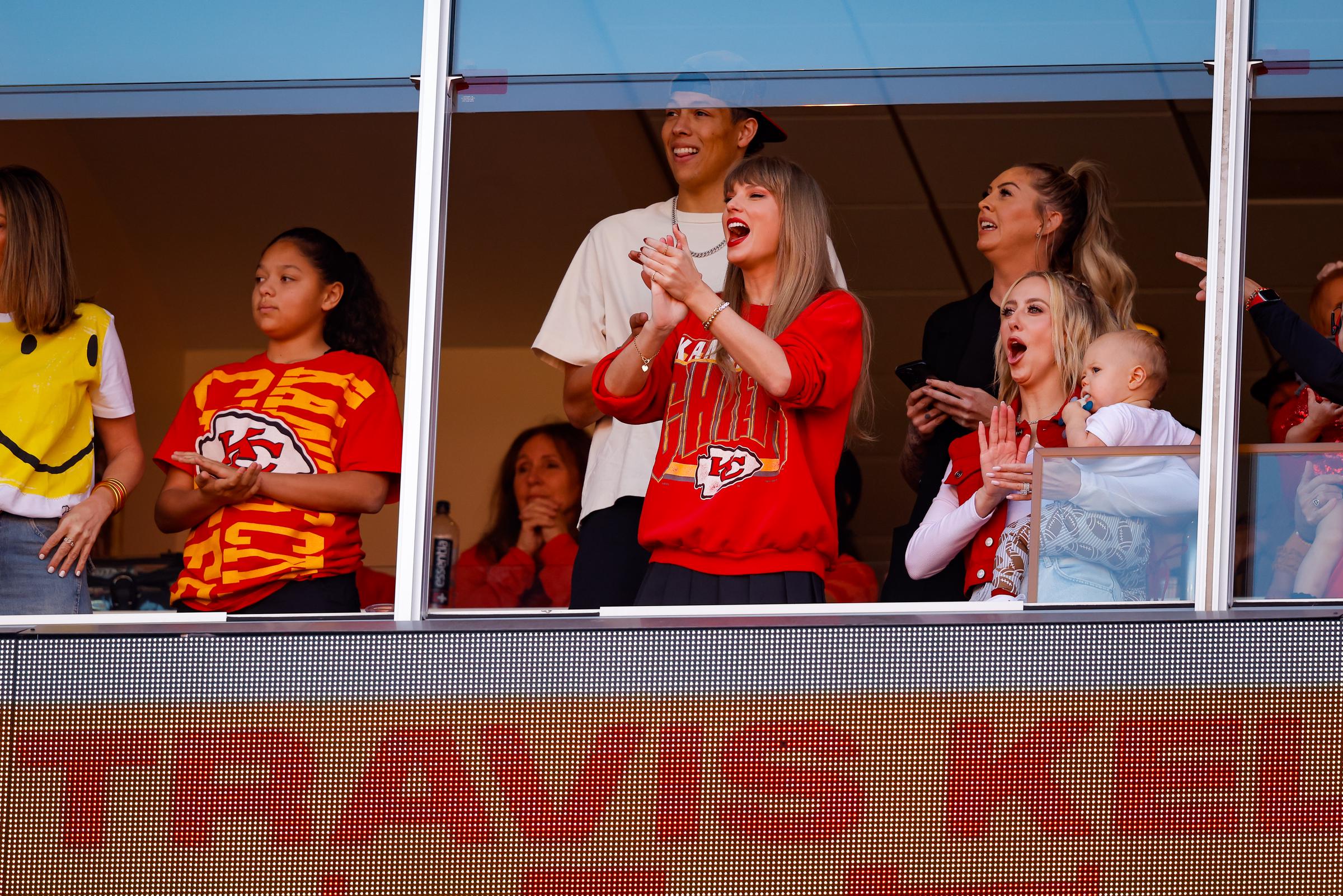 Taylor Swift animando durante un partido entre los Kansas City Chiefs y los Los Angeles Chargers en Kansas City, Missouri, el 22 de octubre de 2023 | Fuente: Getty Images