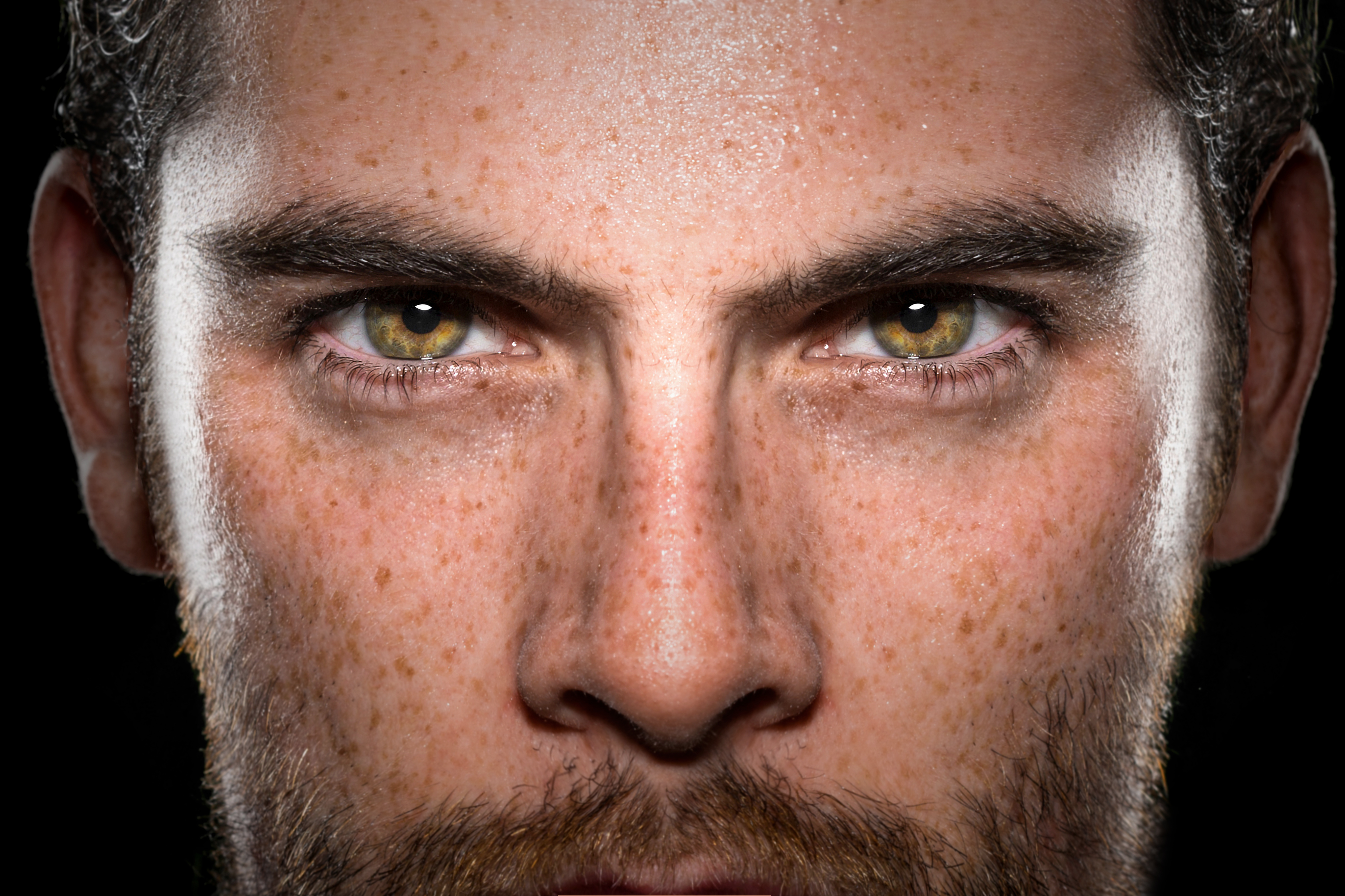 Primer plano de la cara de un hombre | Fuente: Shutterstock