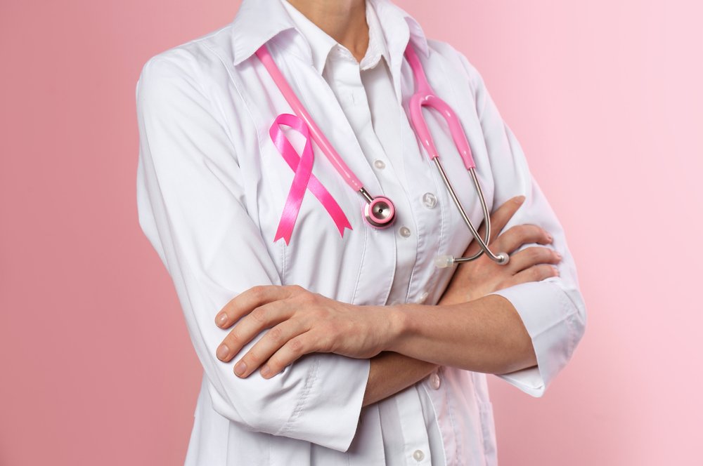 Doctora con la cinta y el estetoscopio rosados. Fuente: Shutterstock