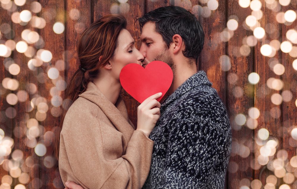 Pareja besándose.| Fuente: Shutterstock