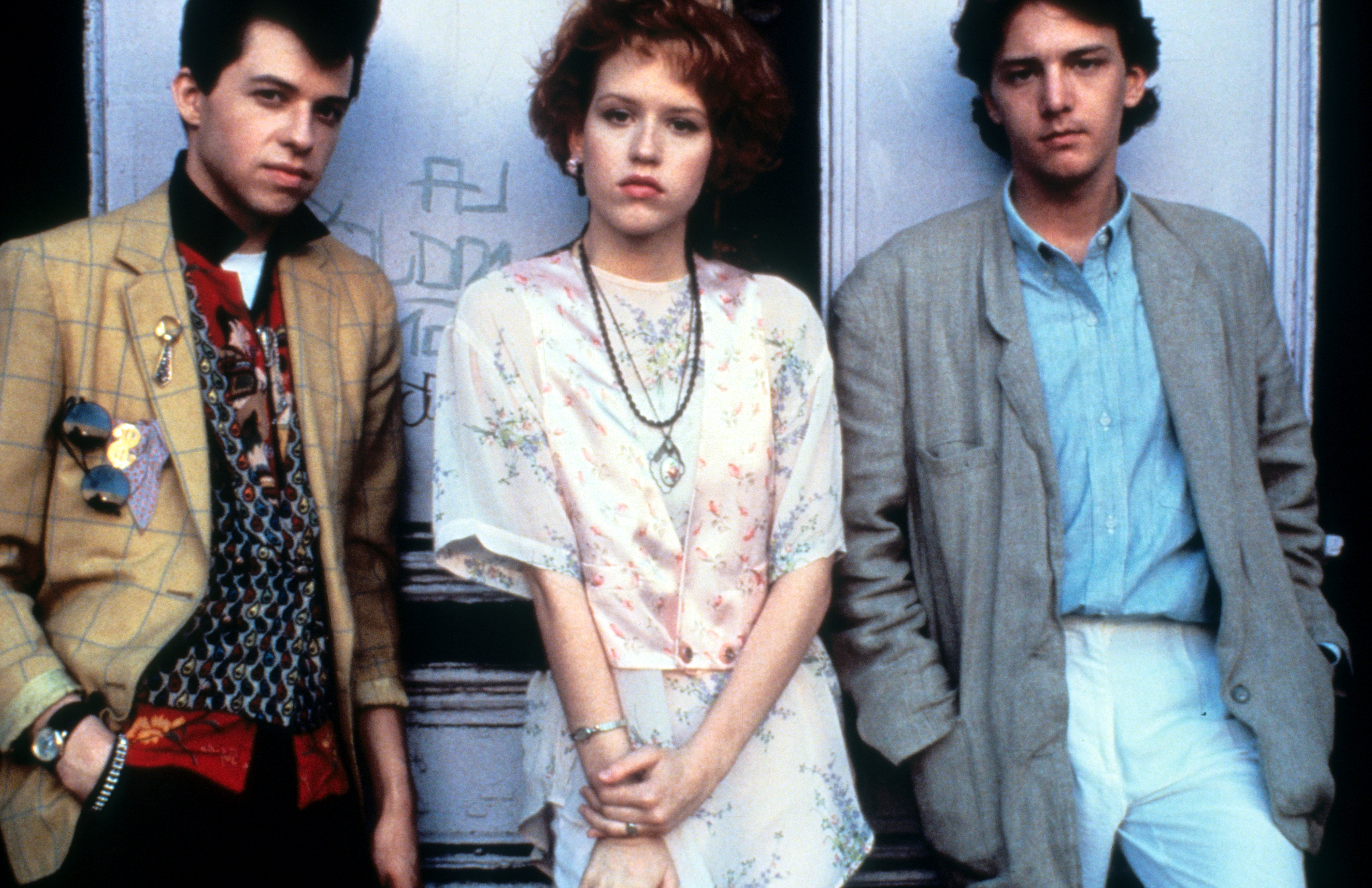 Jon Cryer, Molly Ringwald y Andrew McCarthy en el plató de "Pretty In Pink" en 1986 | Fuente: Getty Images