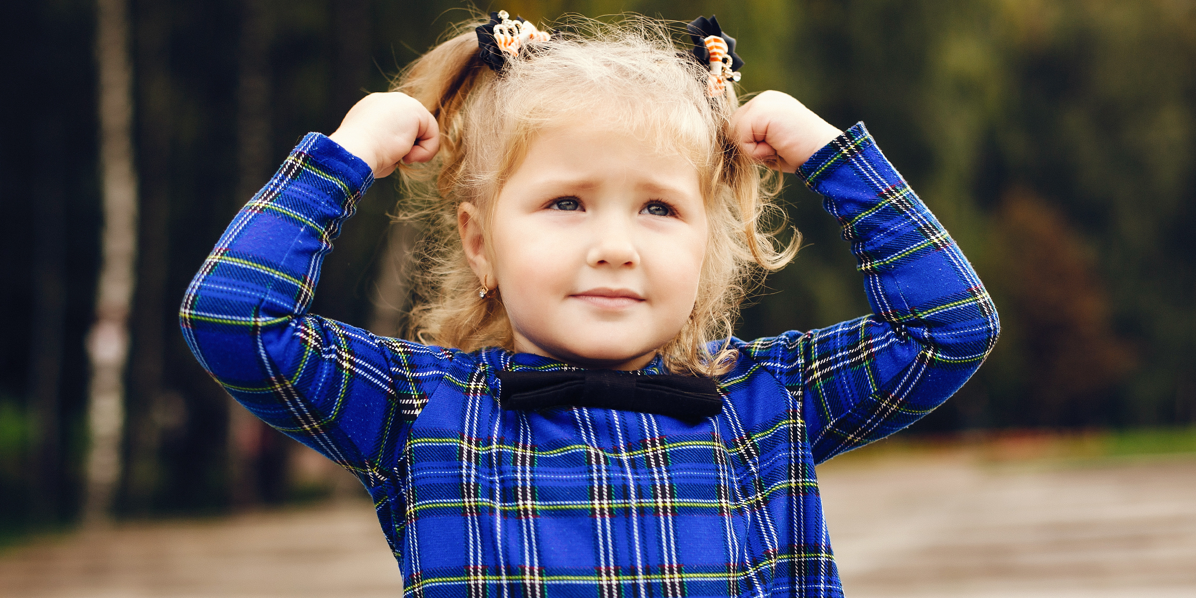 Una niña con las manos en la cabeza | Fuente: Shutterstock