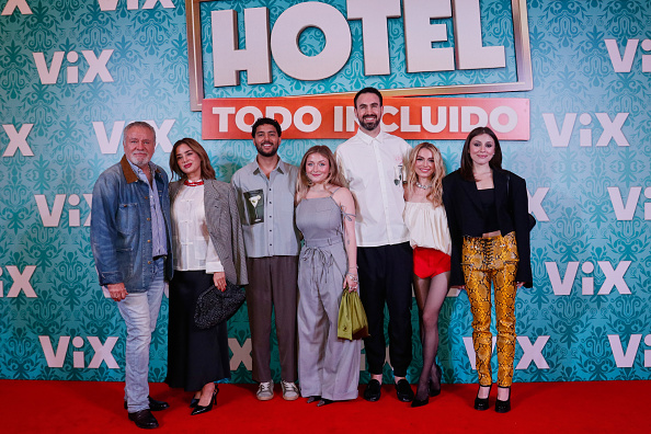 De izquierda a derecha: José Alberto Castro, Mimi Morales, Gelo Hau, Fernanda Castro, Pablo Bernot, Sofía Castro y Regina Castro posan para una fotografía en la alfombra roja durante el estreno de "Hotel Todo Incluido" en Cinemex Antara, el 27 de agosto de 2026, en Ciudad de México, México. | Fuente: Getty Images