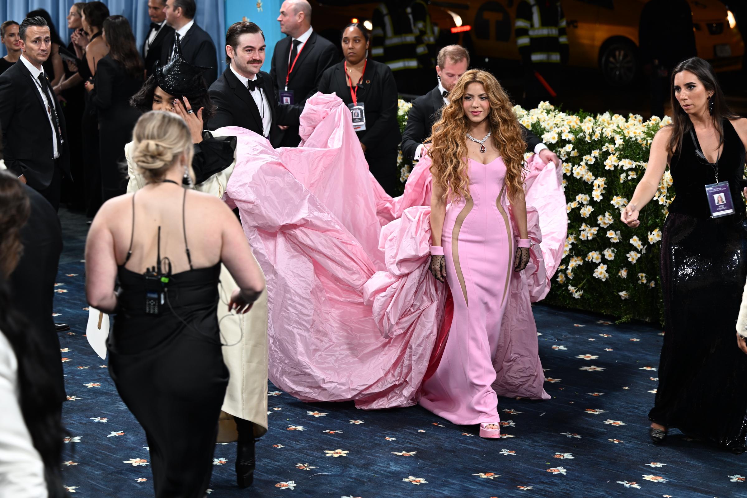 Shakira asiste a la Met Gala 2025 que celebra "Superfine: Tailoring Black Style" en el Museo Metropolitano de Arte el 05 de mayo 2025 en la ciudad de Nueva York. | Fuente: Getty Images