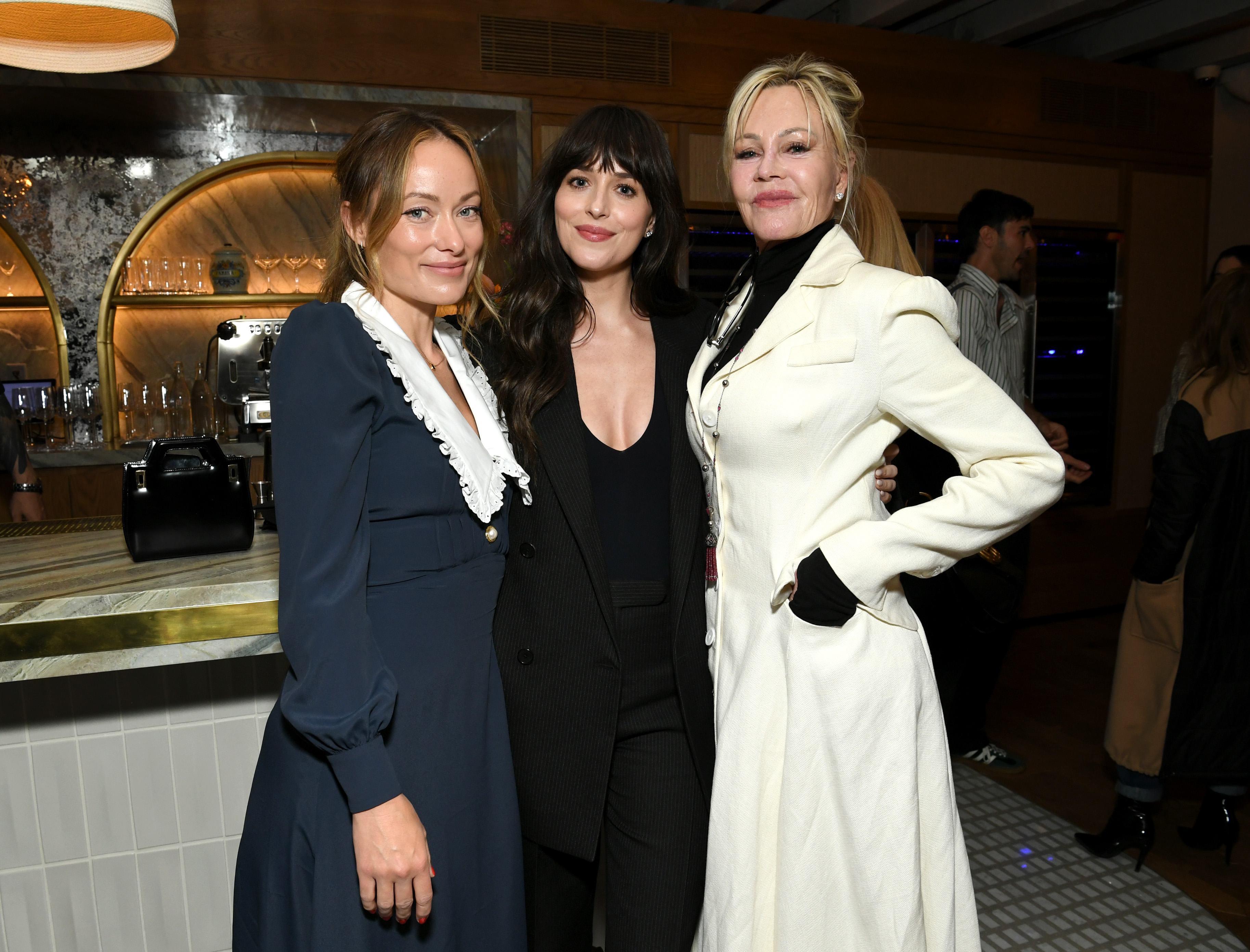 Olivia Wilde, Dakota Johnson y Melanie Griffith, el 18 de abril de 2023 en Hollywood, California. | Foto: Getty Images