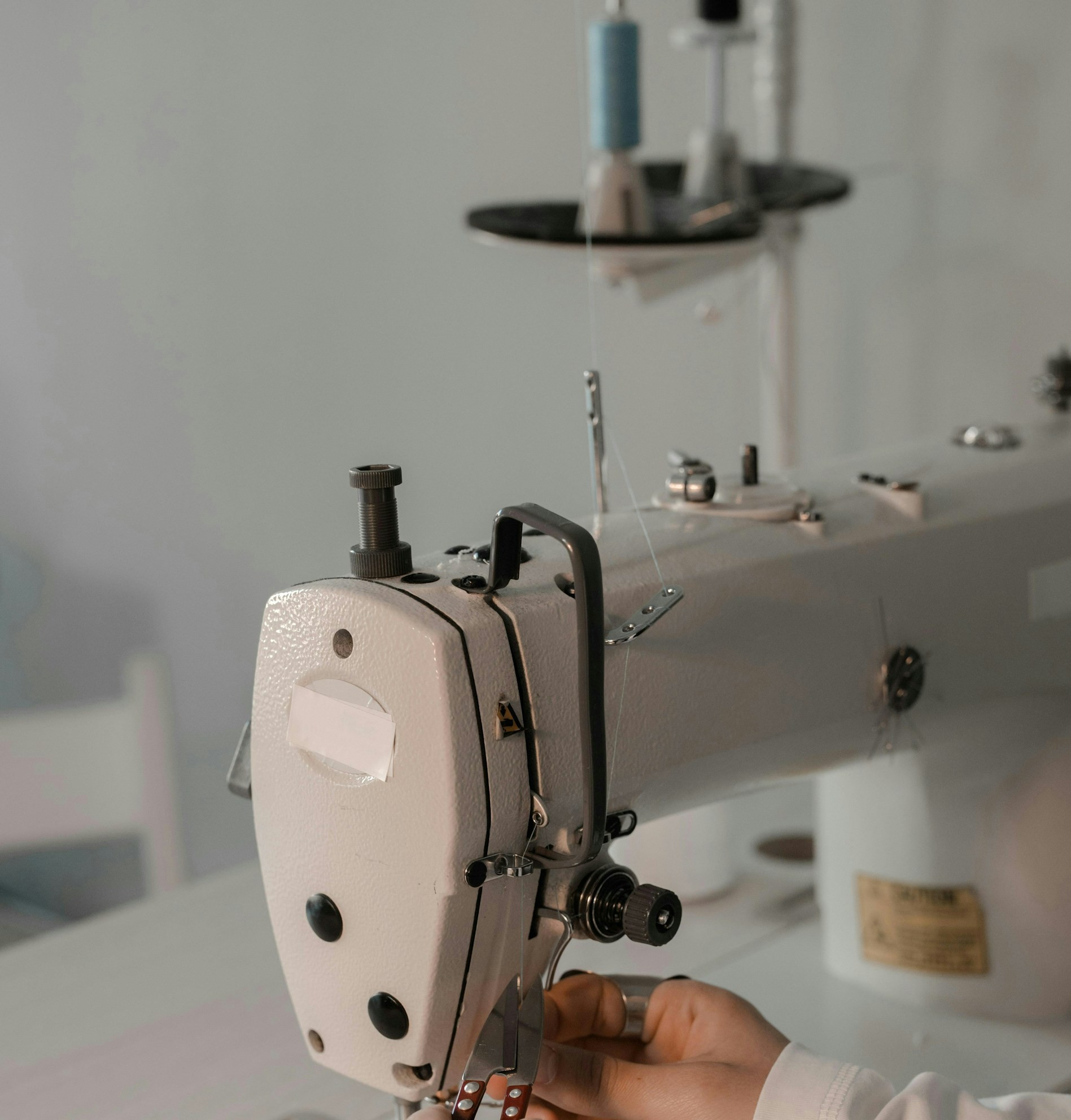 Una persona utilizando una máquina de coser | Fuente: Unsplash