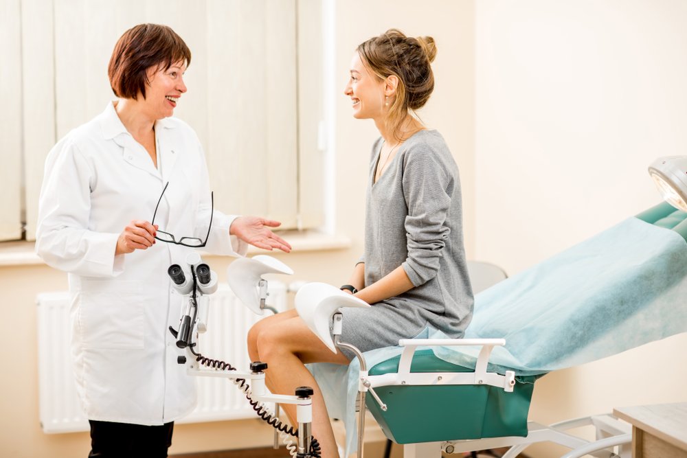 Mujer joven con su ginecóloga durante la consulta en el consultorio ginecológico. Fuente: Shutterstock