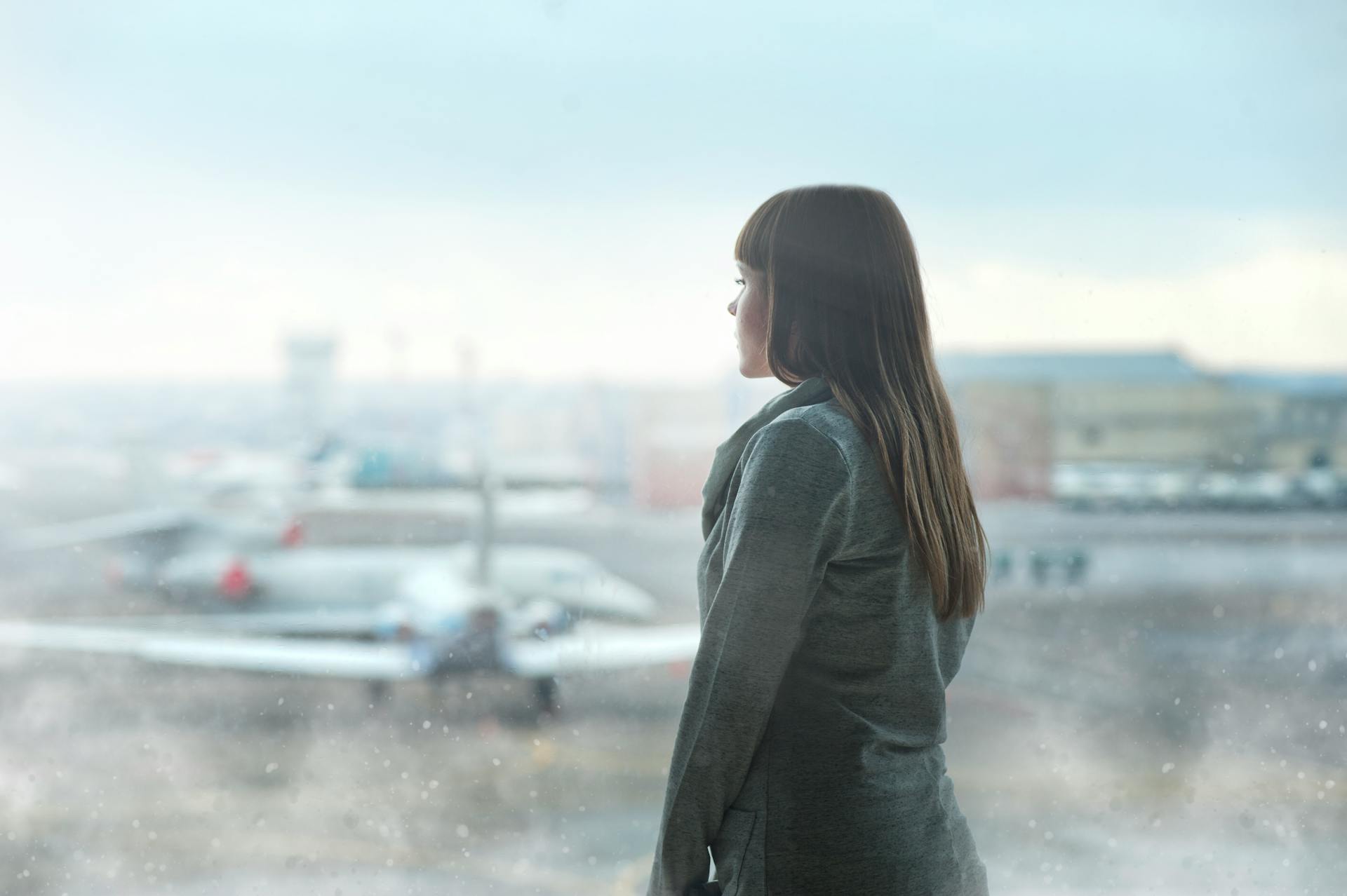 Una mujer en un aeropuerto | Fuente: Pexels