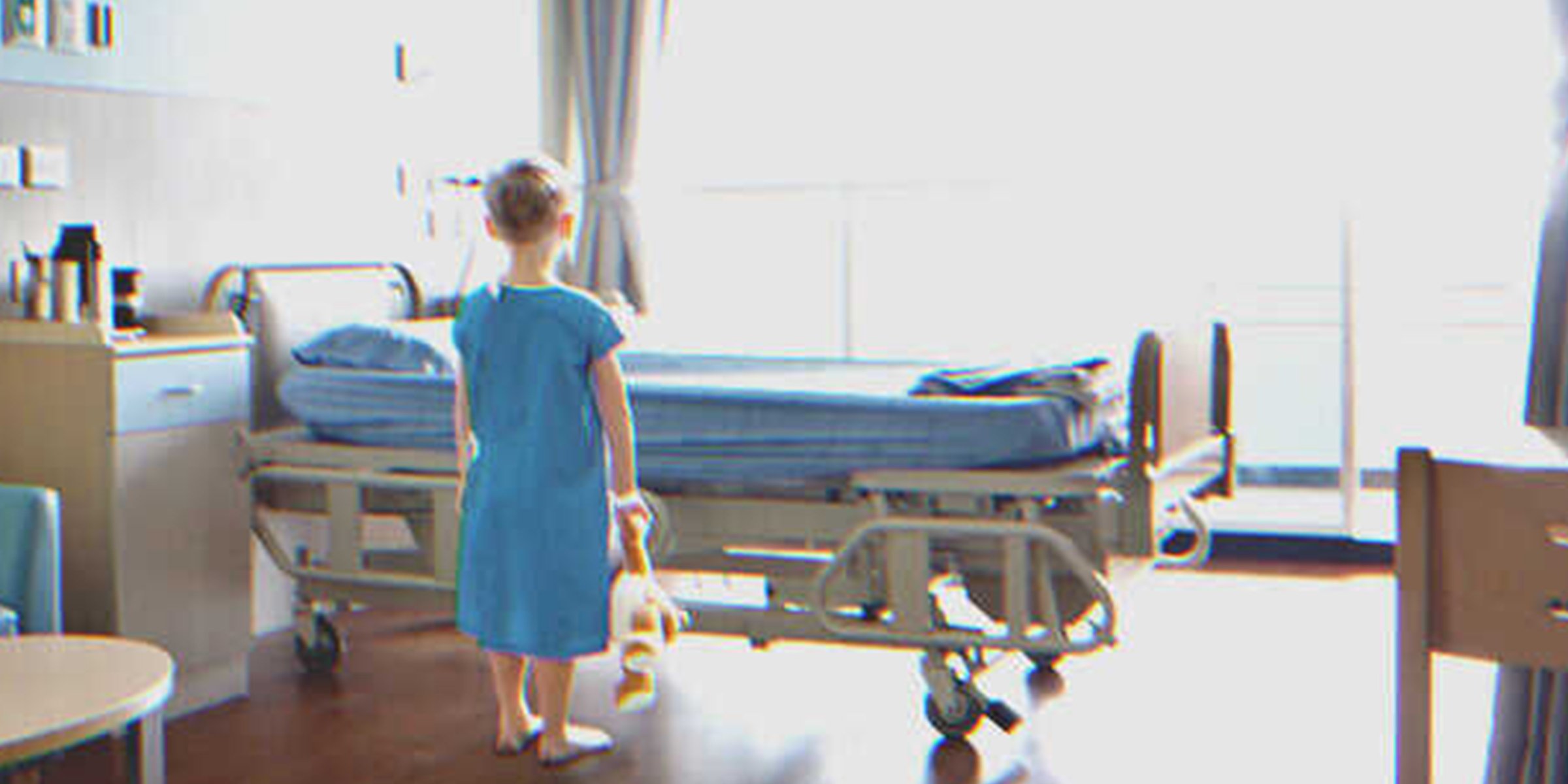 Una niña frente a una cama de hospital | Foto: Shutterstock