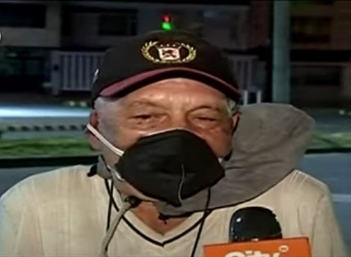 El hombre mayor identificado como Néstor da declaraciones a la prensa. | Foto: captura de YouTube/El Tiempo