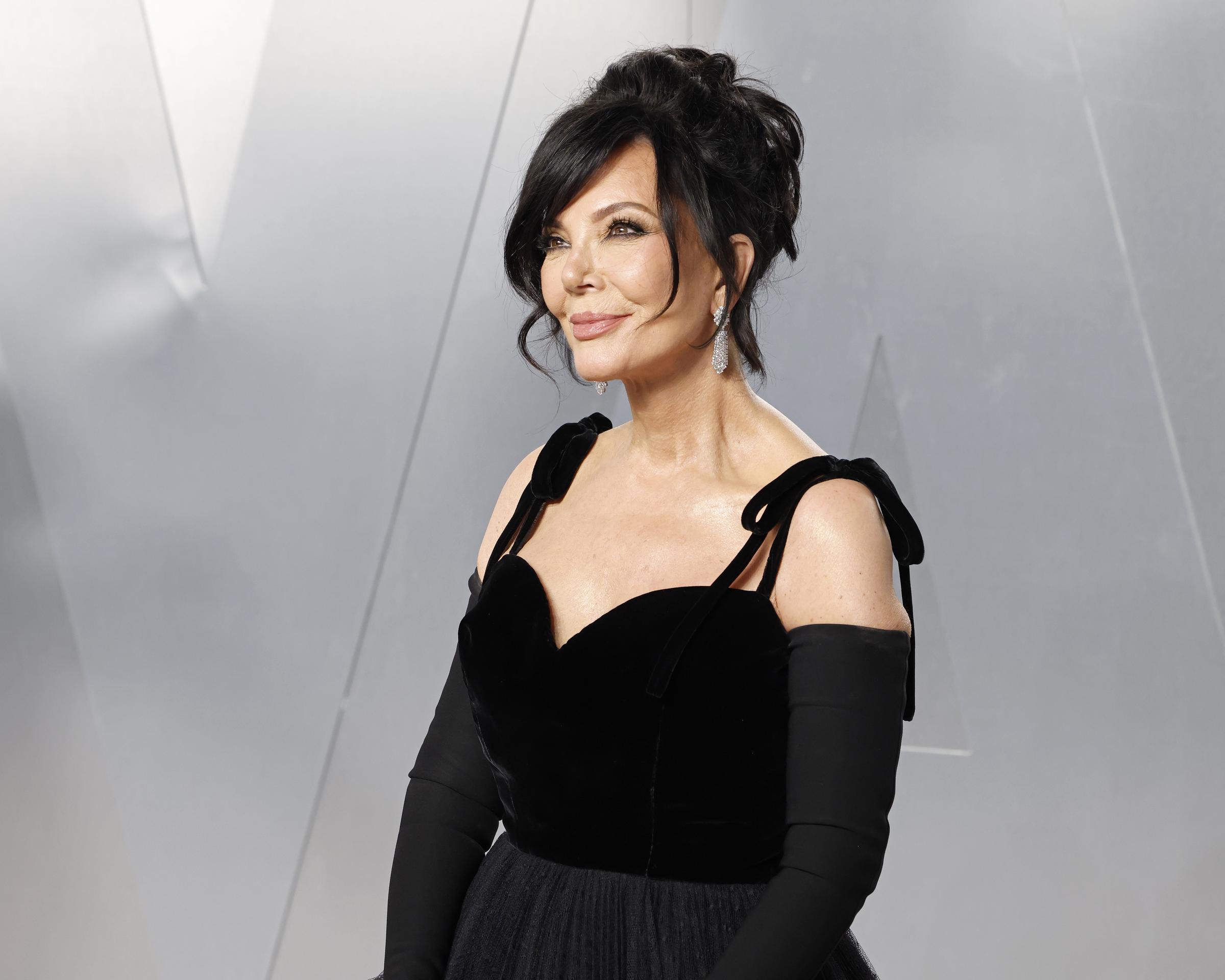 Kris Jenner asiste a la fiesta de los Óscar de Vanity Fair, organizada por Mark Guiducci en el Museo de Arte del Condado de Los Ángeles. | Fuente: Getty Images