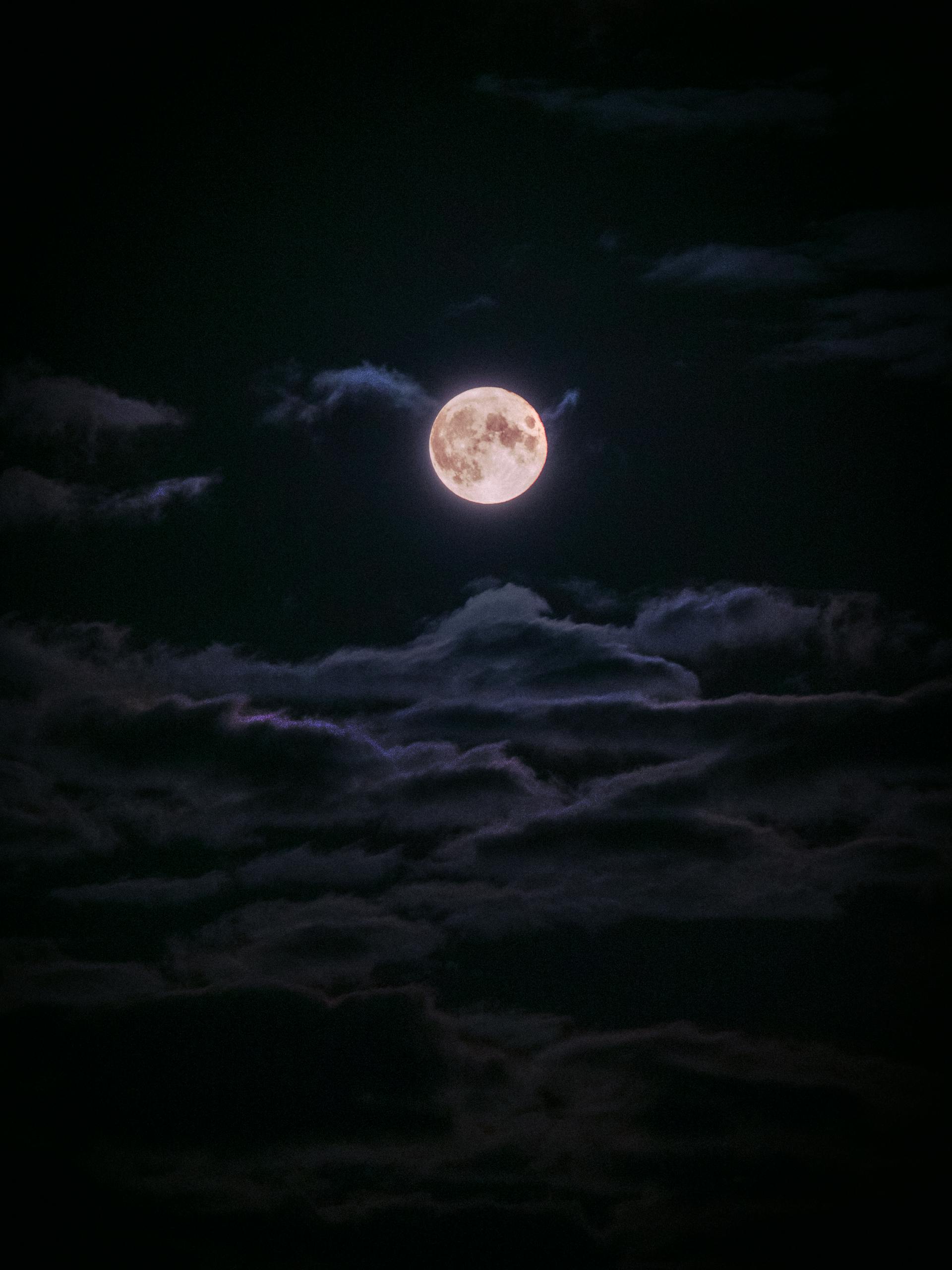 Vista de la luna llena en el cielo nocturno | Fuente: Pexels