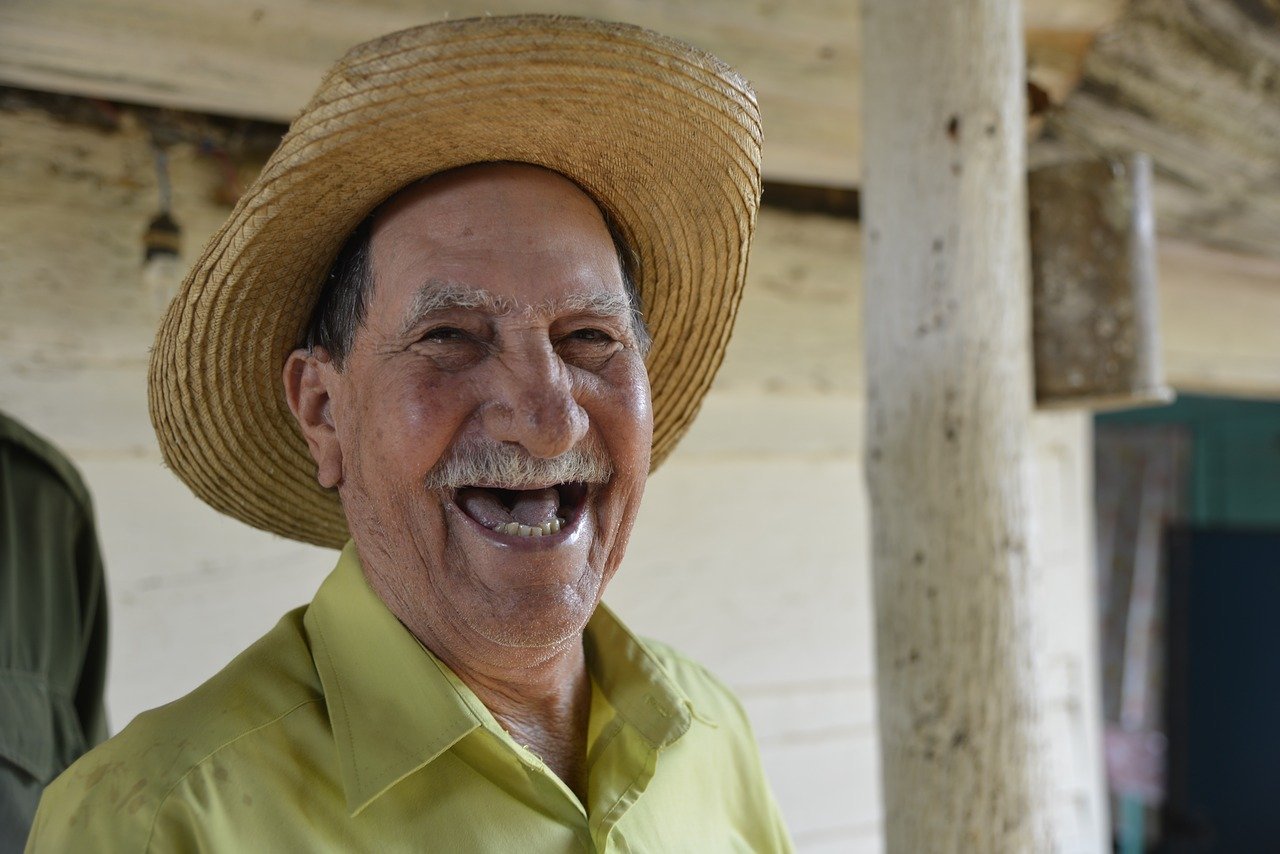 Anciano riéndose / Imagen tomada de: Pixabay
