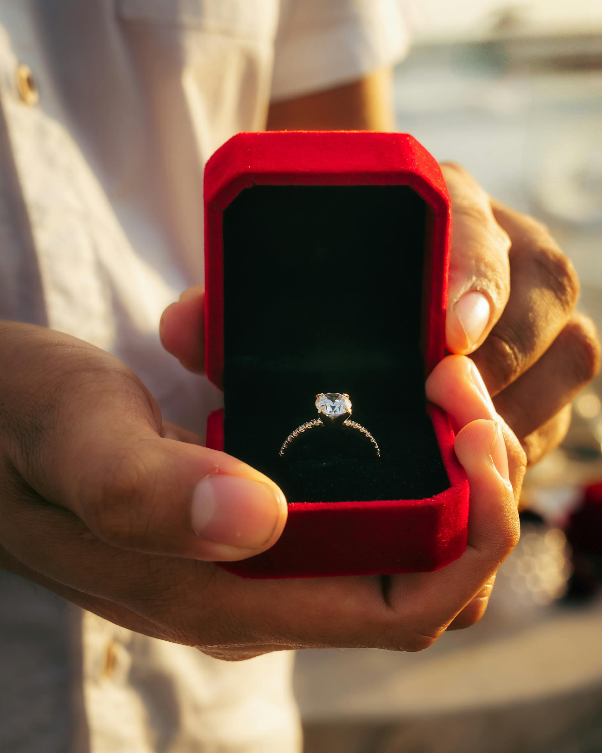 Un hombre sujetando un anillo | Fuente: Pexels